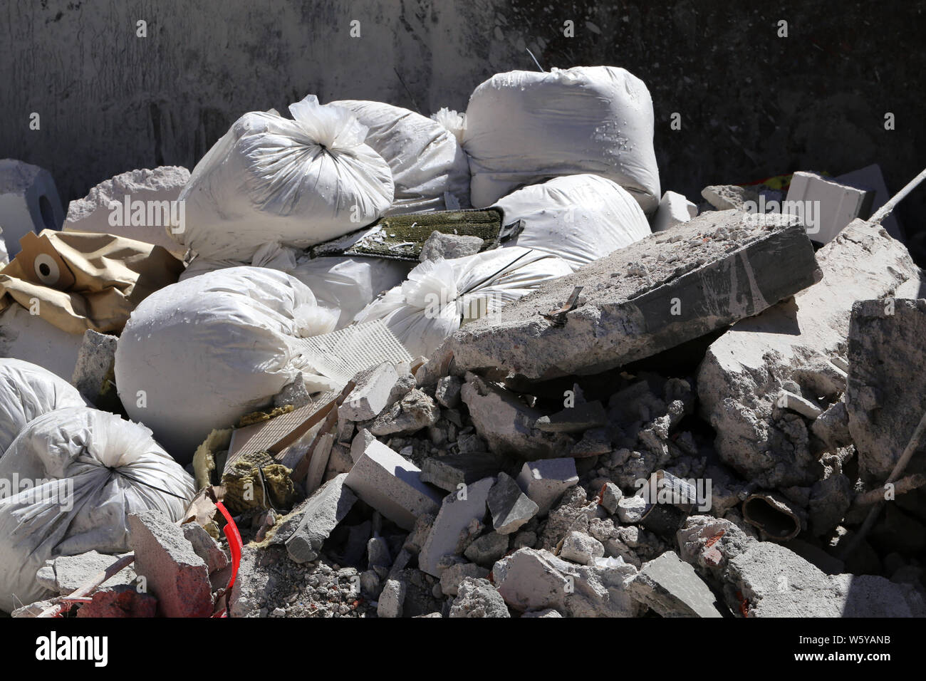 Pierre photographiée près de déchets industriels un chantier situé à Helsinki, en Finlande. Sur cette photo vous pouvez voir des morceaux de bâtiments démolis. Banque D'Images