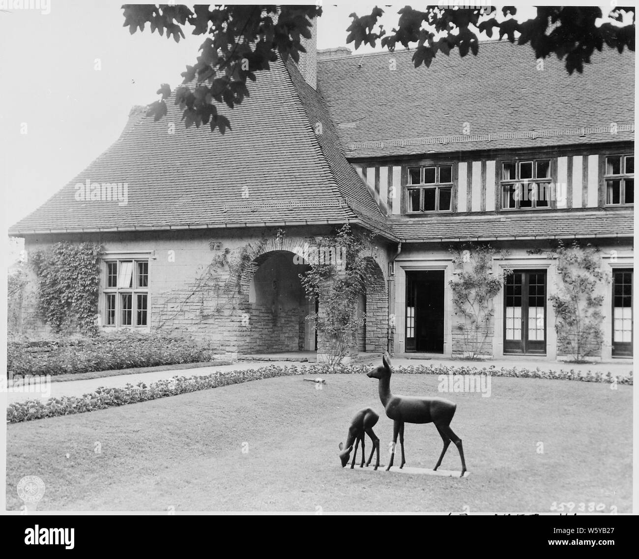 Ces statues de cerfs sont au centre du jardin qui peut être vu de la salle à manger qui sera utilisé par le Président Harry S. Truman quand il assiste à la Conférence de Potsdam à Cecilienhof à Potsdam, en Allemagne. Banque D'Images