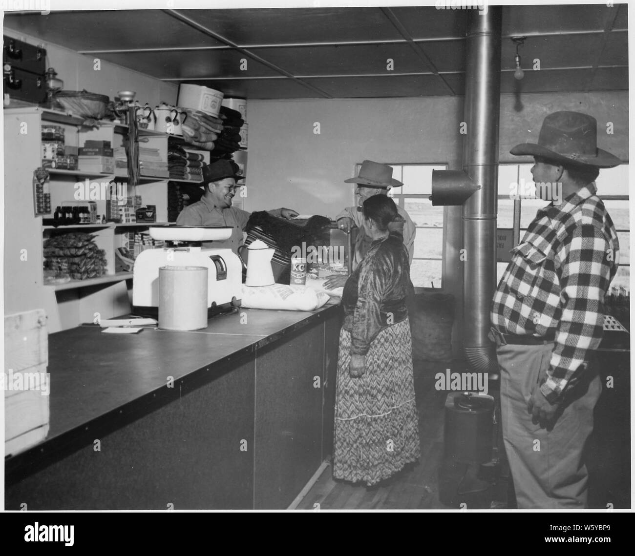 [Trois individus Navajo effectuer des achats chez general store] Banque D'Images