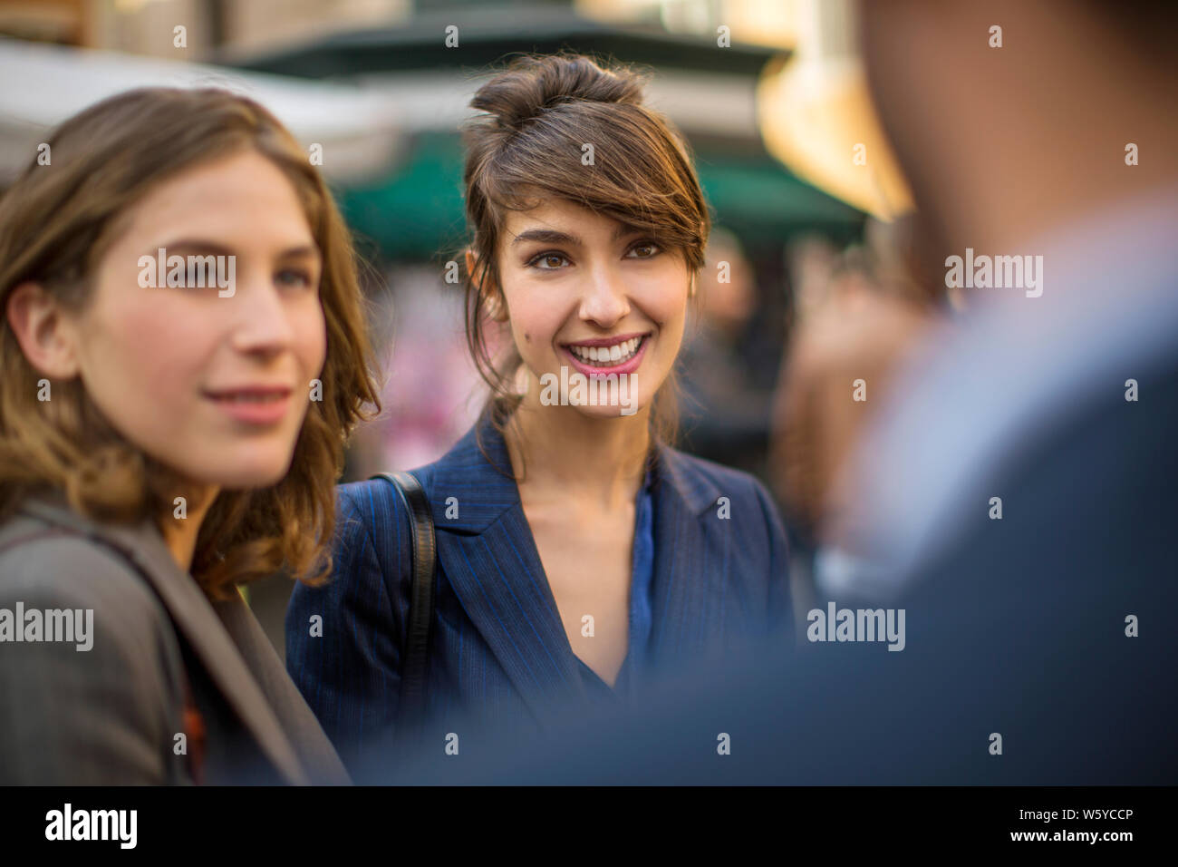 Heureux les jeunes collègues d'affaires prendre une pause de l'office. Banque D'Images