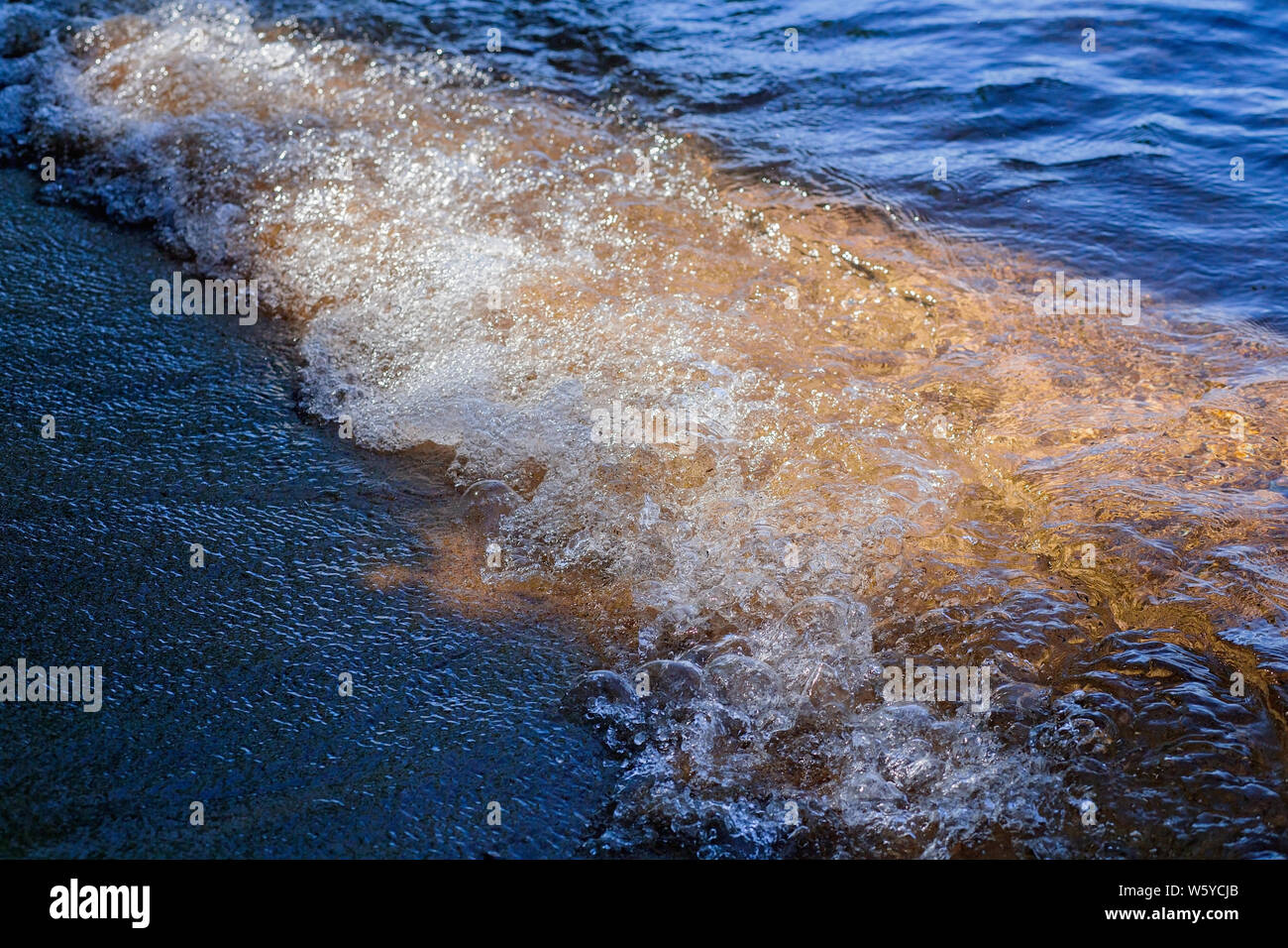 Soleil sur le matériel roulant en vagues à Emerald Bay, South Lake Tahoe, en Californie Banque D'Images