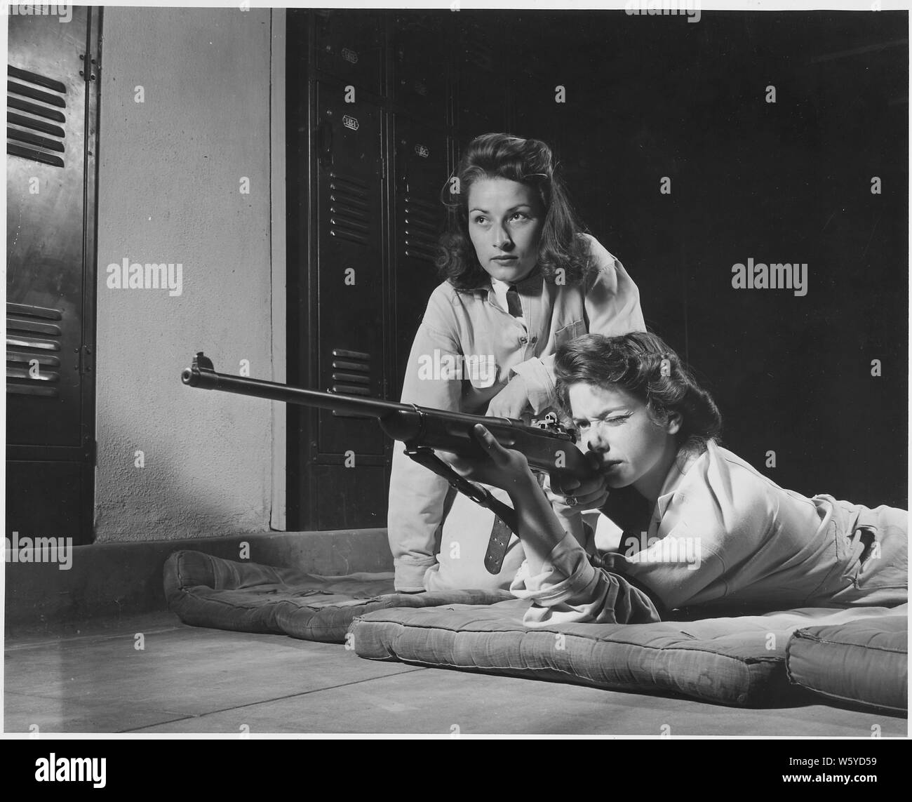 La formation à l'adresse au tir aide les filles à Roosevelt High School à Los Angeles, Californie, se transformer en femme responsable. Une partie de la Victoire, il y a des activités du Corps pratique fusil encourage les filles à être précis dans la manutention d'armes à feu. Banque D'Images