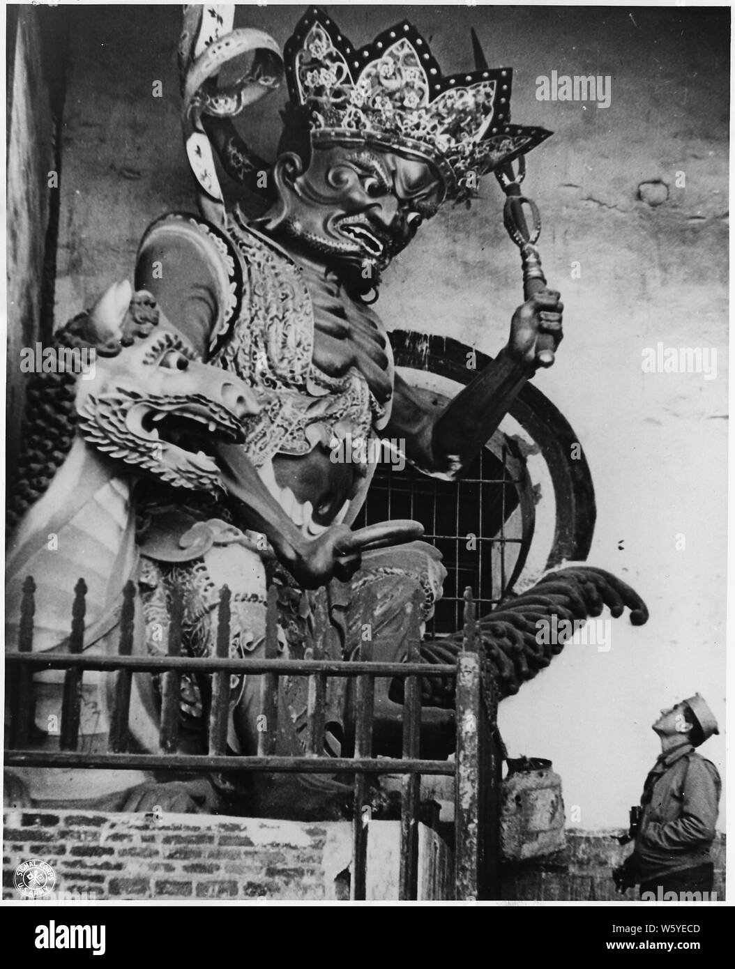 Soldat américain admire l'un des deux dieux gardiens du temple dans les collines de l'Ouest, Hua chose Sze. Banque D'Images Soldat américain admire l'un des deux dieux gardiens du temple dans les collines de l'Ouest, Hua chose Sze. Banque D'Images