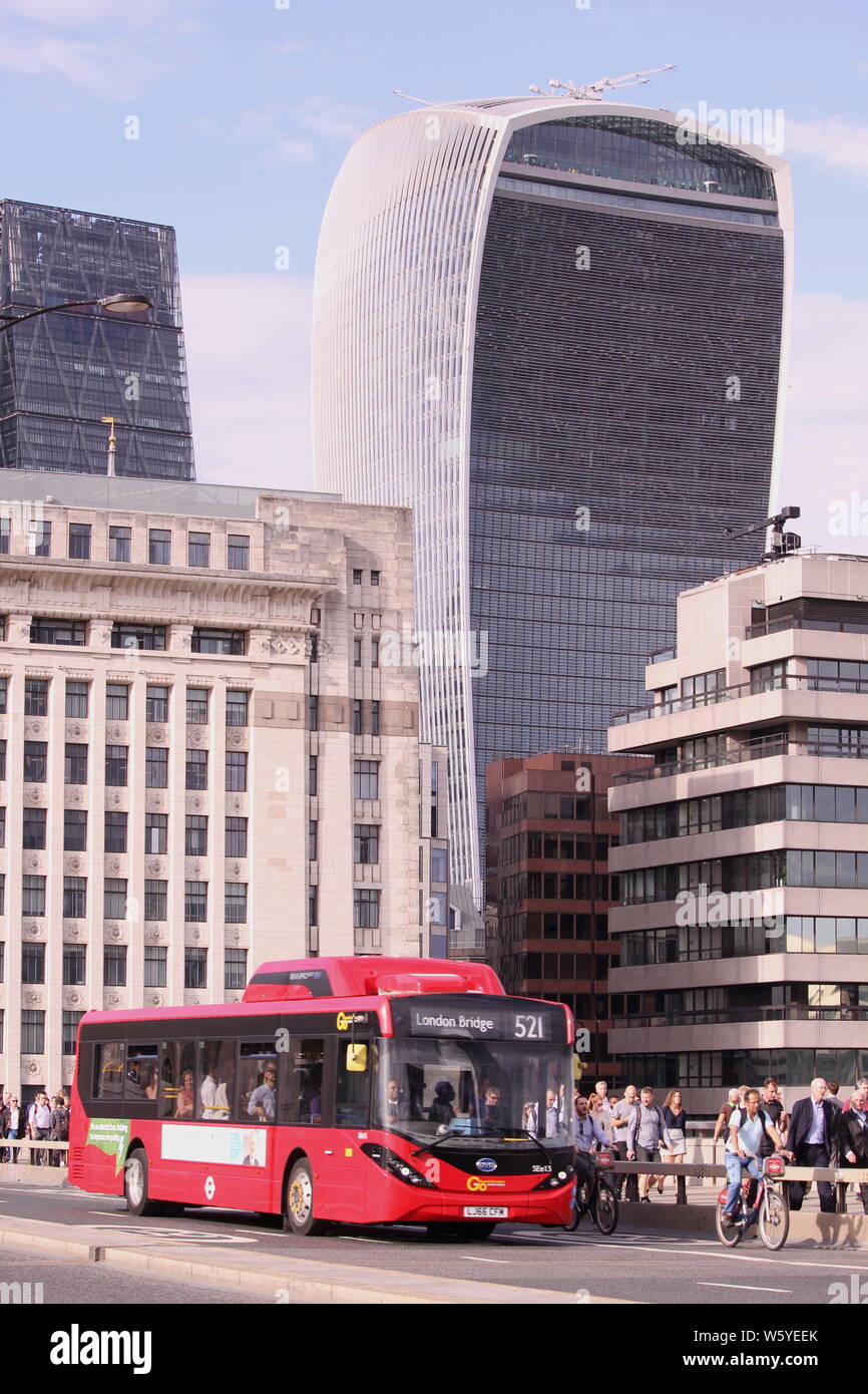 Se rendre à Londres accueil sur le pont de Londres avec Boris Santander TFL cyclistes et bus