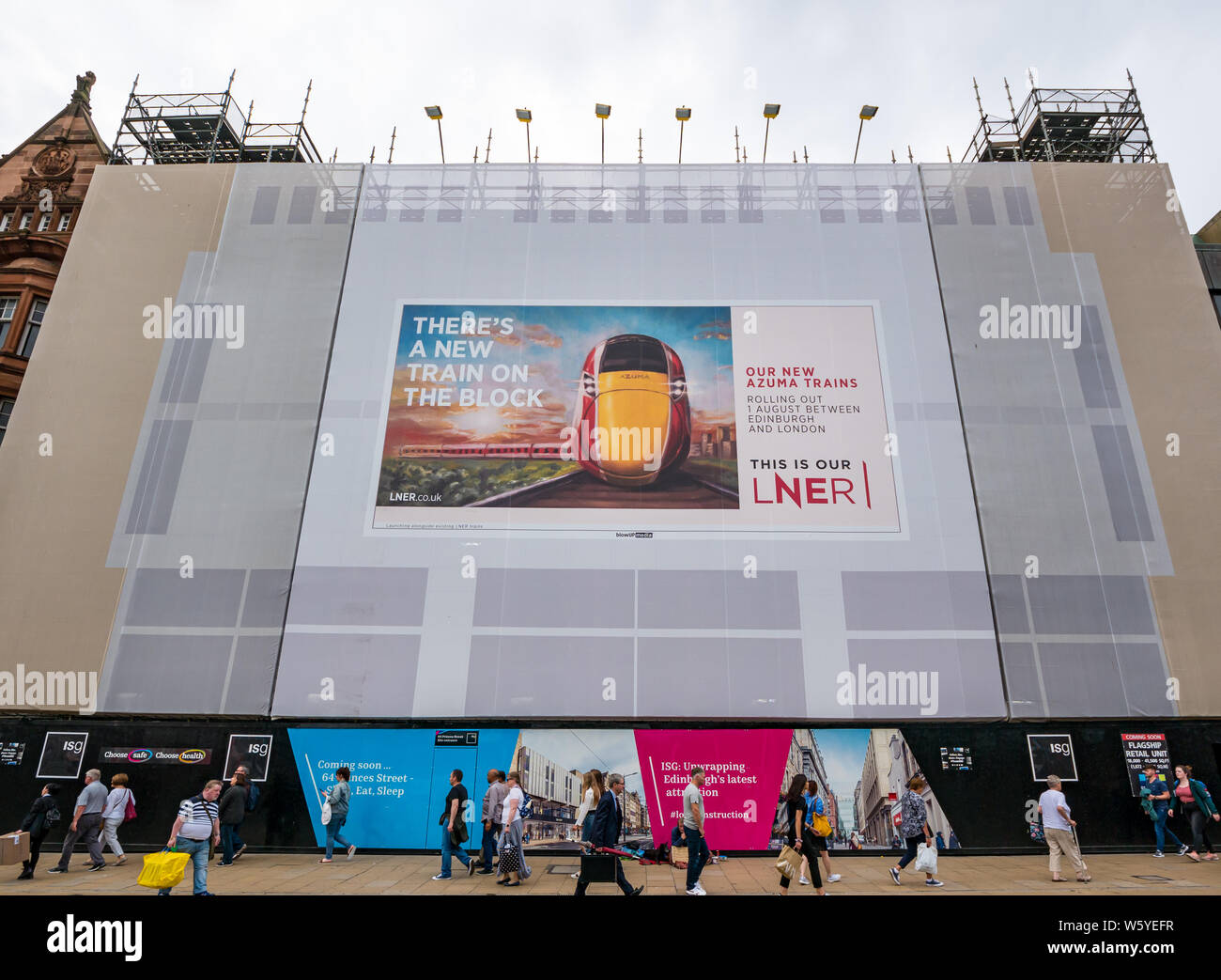 Hoarding couvrant les travaux de construction publicité LNER Azuma train venant bientôt, Princes Street, Edinburgh, Ecosse, Royaume-Uni Banque D'Images Hoarding couvrant les travaux de construction publicité LNER Azuma train venant bientôt, Princes Street, Edinburgh, Ecosse, Royaume-Uni Banque D'Images