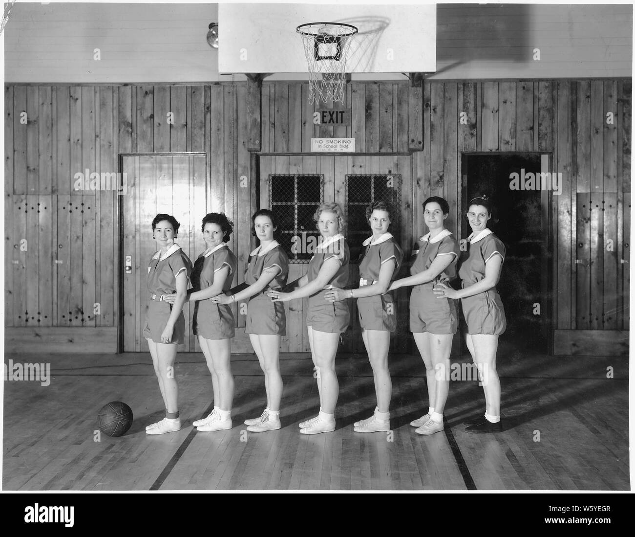 L'équipe de basket-ball dames U.S.B.R.. ; Portée et contenu : la photographie de deux volumes d'une série d'albums de photos documentant la construction du barrage de Grand Coulee et travaux connexes sur le bassin du Columbia Projet. Banque D'Images