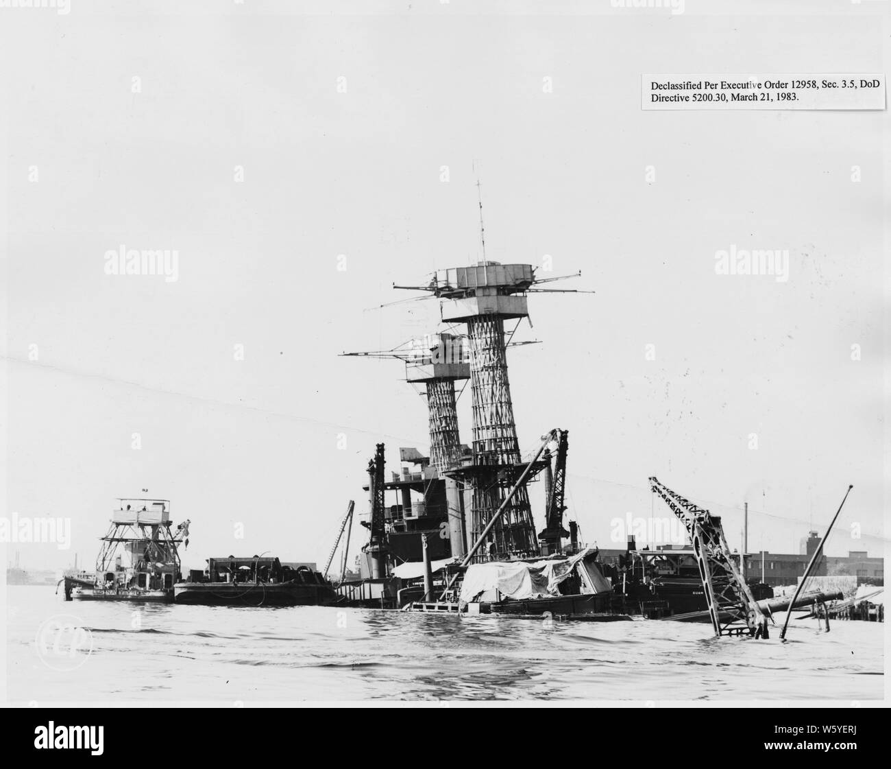 USS California ; Stern ; Portée et contenu : c'est l'un d'une collection de photographies d'opérations de récupération à Pearl Harbor Naval Shipyard pris par les chantiers durant la période suivant l'attaque japonaise sur Pearl Harbor qui a initié la participation américaine à la seconde guerre mondiale. Les photographies sont trouvés dans un certain nombre de fichiers dans plusieurs séries de documents de chantier naval. Banque D'Images