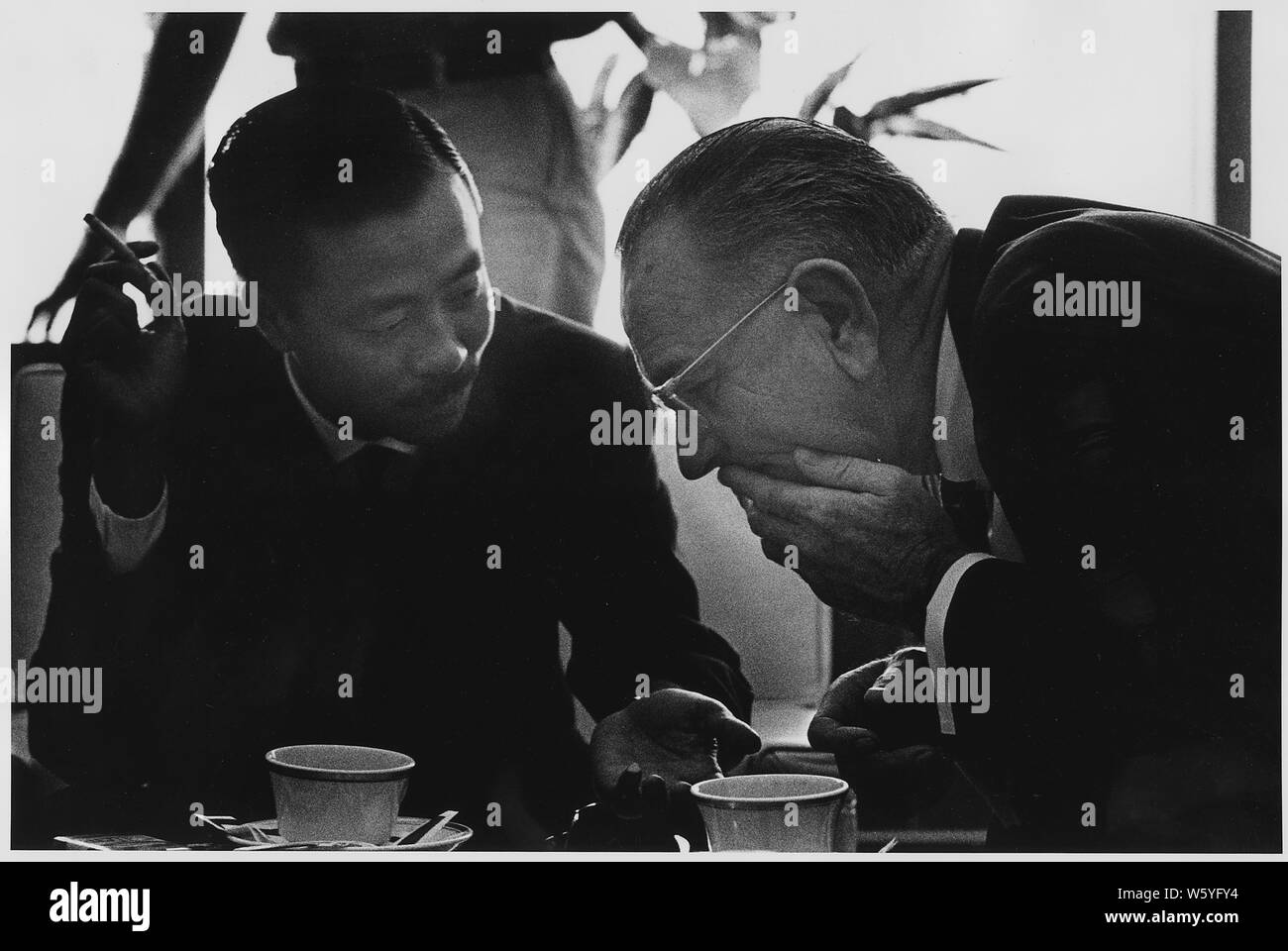 Vice-président Nguyen Cao Ky (sud du Vietnam) et le Président Lyndon B. Johnson ; Portée et contenu : Emplacement : Hawaï. L'Illustre : Vice-président Nguyen Cao Ky (Vietnam du Sud), le Président Lyndon B. Johnson. Banque D'Images