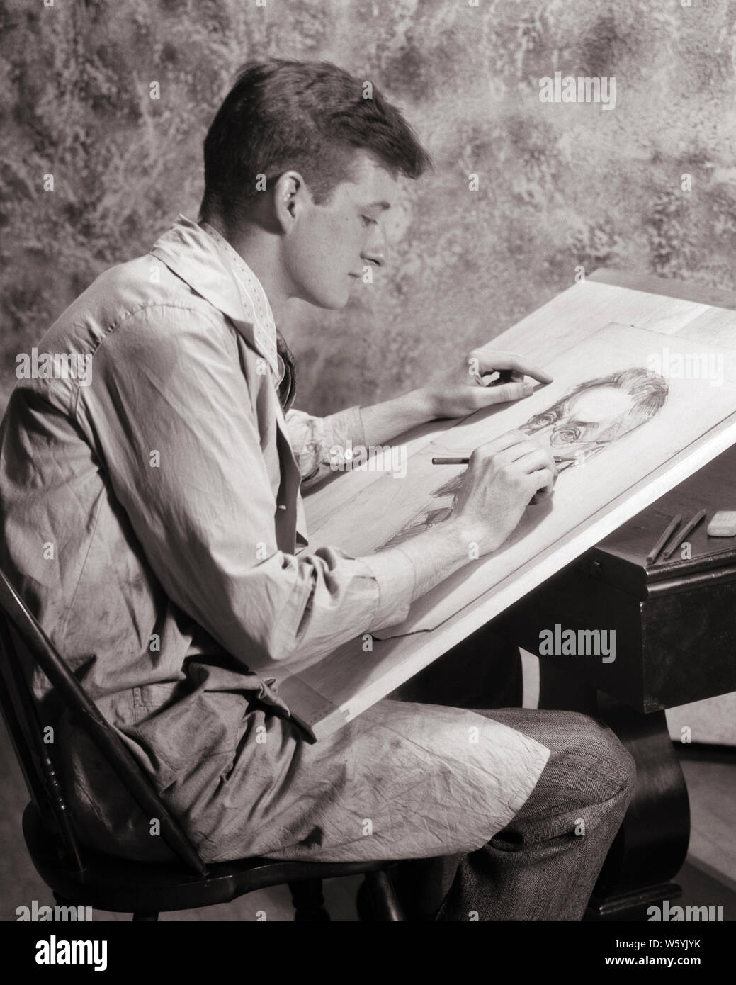 Années 1920 Années 1930 MAN PORTRAIT GRAPHIQUE ARTISTE AU CONSEIL DE DESSIN 24 DESSIN CRAYON SMOCK portant un visage - HAR3337001 HARS DRAW B&W COMPÉTENCES VISION COMPÉTENCES PROFESSION HIGH ANGLE CARRIÈRES PROFESSIONS IMAGINATION SKETCH SMOCK RESSEMBLANCE CRÉATIVITÉ YOUNG ADULT MAN NOIR ET BLANC DE L'ORIGINE ETHNIQUE CAUCASIENNE HAR001 old fashioned Banque D'Images