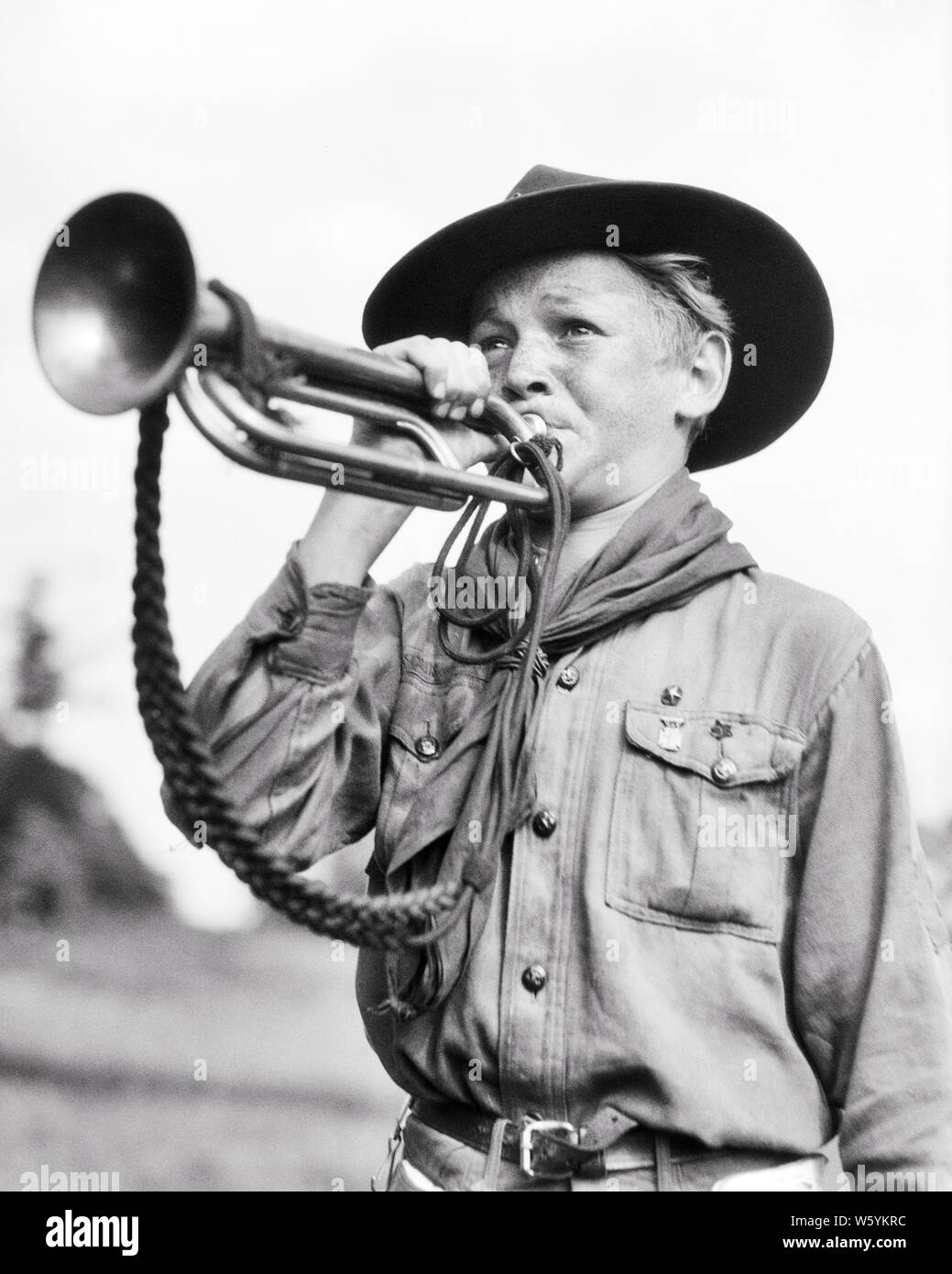 Années 1920 Années 1930 boy-scout EN UNIFORME QUI SOUFFLE DANS UN BUGLE - b4502 HAR001 H.A.R.S. B&W JOYEUX BONHEUR LEADERSHIP AVENTURE DIRECTION DES LOISIRS UNE FIERTÉ EN AUTORITÉ boy-scout THRIFTY serviable et amical COURTOIS CONCEPTUEL GENRE RECUEILLEMENT DIGNES ÉLÉGANT BUGLE JUVÉNILES FIDÈLES PRÉ-ADO PRÉ-ADO GARÇON ÊTRE PRÉPARÉ NOIR ET BLANC DE L'origine ethnique caucasienne courageux HAR001 obéissant old fashioned Banque D'Images