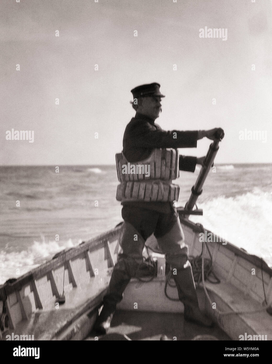 Années 1910 Années 1920 ANONYMOUS UNITED STATES COAST GUARD MAN IN CORK LIFE PRESERVER SIGNIFIE SURF LIFESAVING DIRECTION BATEAU AVEC OAR NJ USA - c100 HAR001 HARS, OCÉAN DE VIE RURAL EMPLOIS PASSAGERS SATISFACTION UNITED STATES COPIER TOUTE LA LONGUEUR DE L'ESPACE DE REMISE EN FORME PHYSIQUE PERSONNES Etats-unis D'AMÉRIQUE HOMMES SILHOUETTES PROFESSION RISQUE SURF TRANSPORT SPIRITUALITÉ CONFIANCE B&W APERÇU DE L'APPLICATION DE LA LOI DU NORD AMÉRIQUE DU SUCCÈS AMÉRICAIN CATASTROPHE DE COMPÉTENCES COMPÉTENCES STRATÉGIE AVENTURE OCCUPATION FORCE SILHOUETTÉ COURAGE CARRIÈRES CONNAISSANCES EXCITATION PUISSANT LEADERSHIP DIRECTION DIRECTEURS AUTORITÉ FIERTÉ NJ Banque D'Images