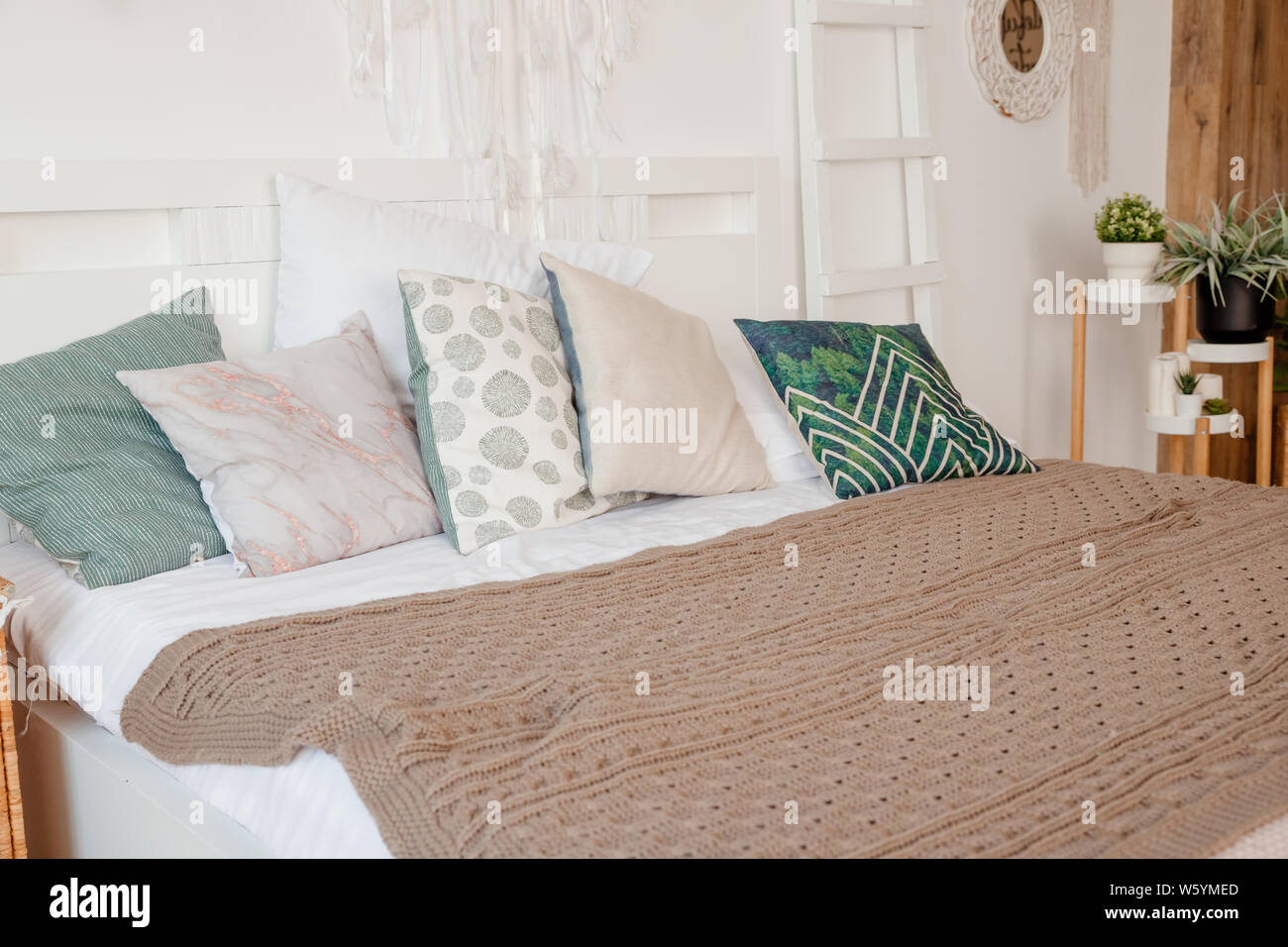 Vert, beige coussin du lit dans la chambre avec des draps de couleur pastel  sur lit. appartement blanc élégant design dans un style scandinave élégant  lagom.blanc Photo Stock - Alamy