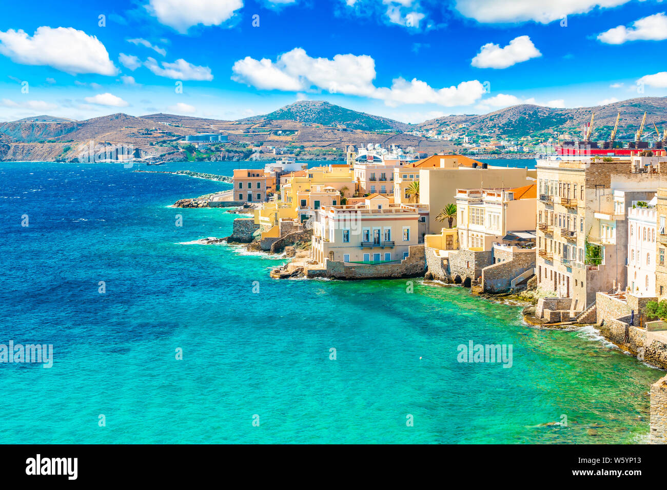 Paysage coloré de l'île grecque de Syra. Ermoupoli ville le long de la mer Égée, Grèce. Banque D'Images
