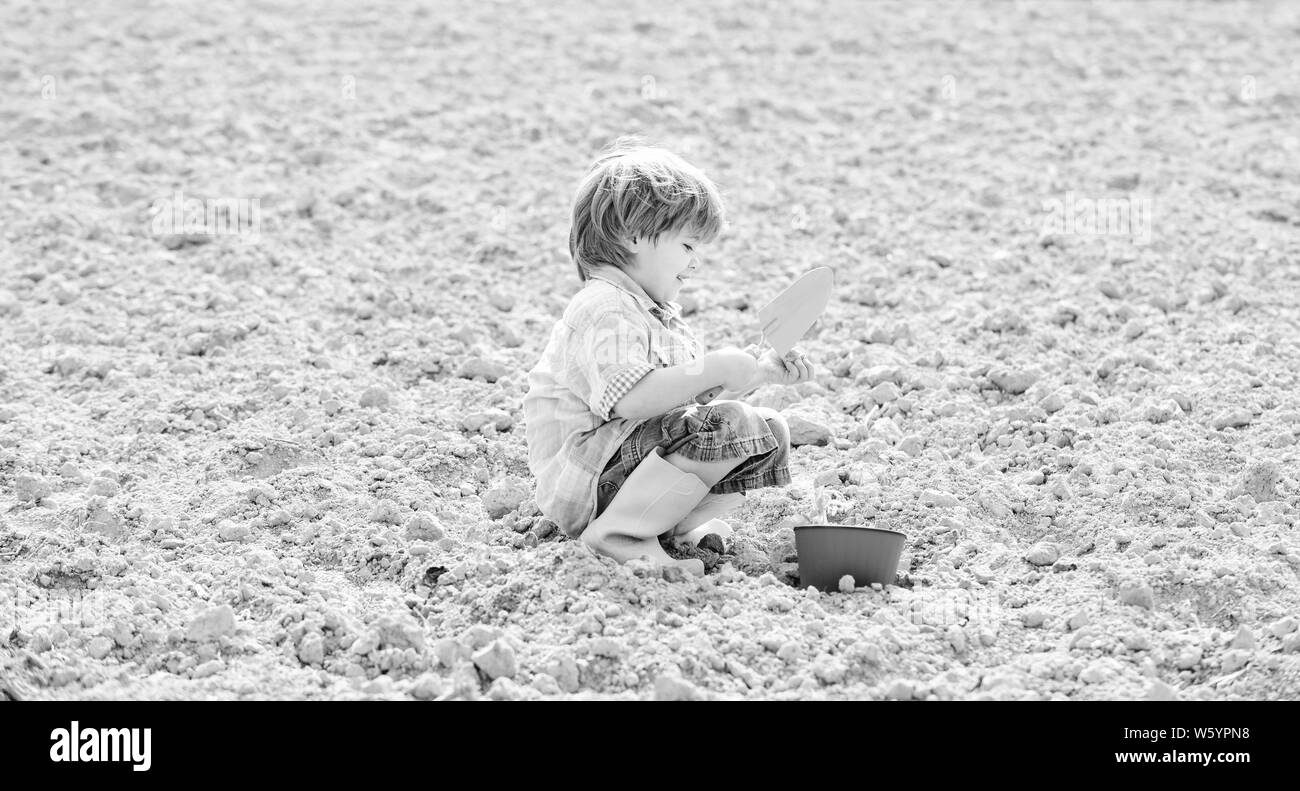 La vie de l'écologie. eco farm. nature humaine. le jour de la terre. nouvelle vie. été ferme. petit enfant la plantation fleur., enfant heureux jardinier. botanic travailleur. La saison du printemps. l'écologie de la santé. Prendre bien soin de plantes. Banque D'Images