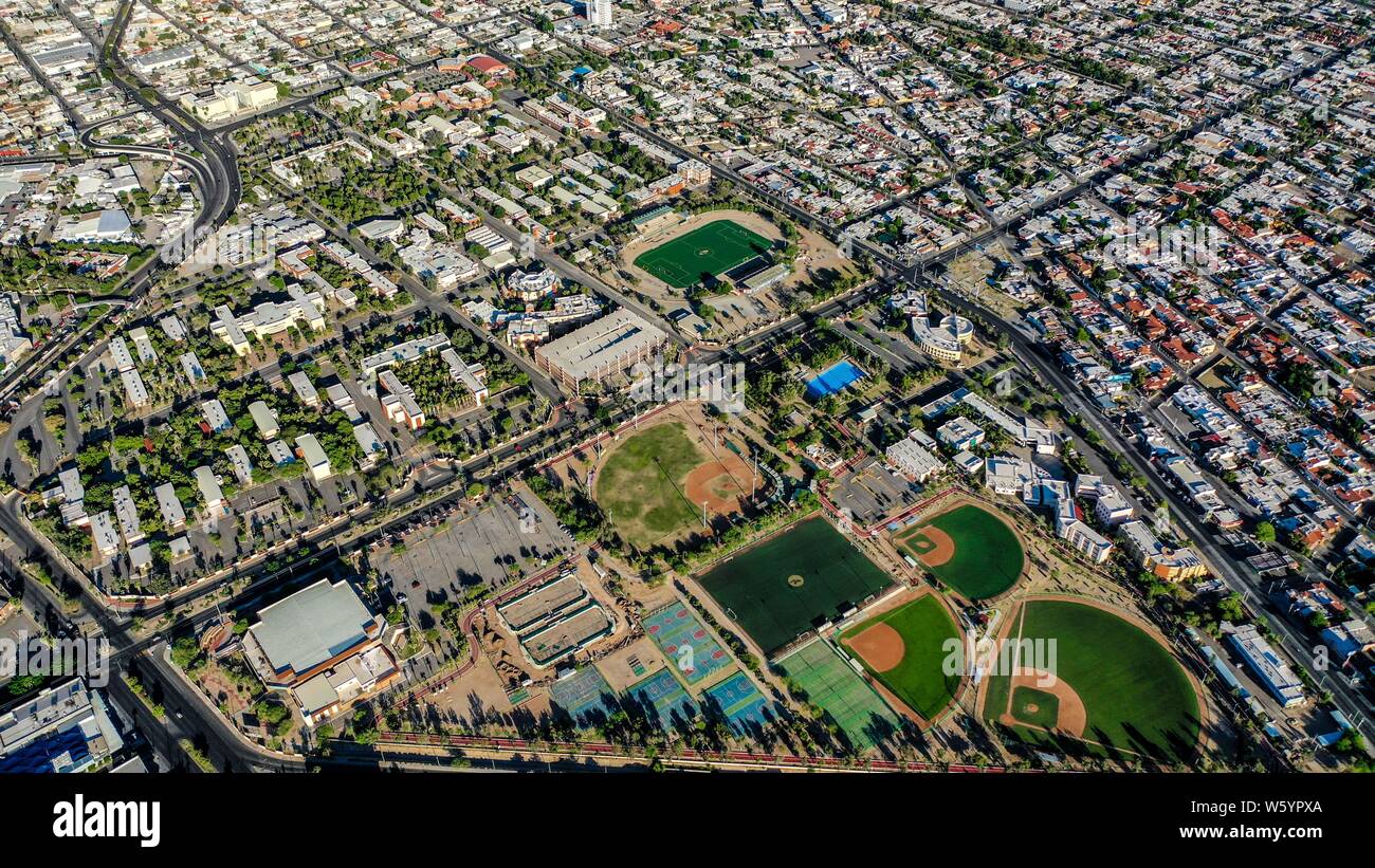 Vue aérienne des champs et des terrains de sport et gimmacio de l'Université de Sonora. L'Unisson mile. Hermosillo, Sonora. Terrains de baseball, gazon synthétique, les terrains de soccer.École de médecine de l'unisson. Castro Servin stadium. estadio Castro Servin. (Photo : Luis Gutierrez / NortePhoto.com) Vista aerea predomina el aspecto las y Campos deportivos y gimmacio de la Universidad de Sonora. La milla de la unisson. Hermosillo, Sonora. Campos de beisbol, pasto sintetico predomina el aspecto, de futbol. Escuela de Medicina de la unisson. (Photo : Luis Gutierrez/NortePhoto.com) Banque D'Images