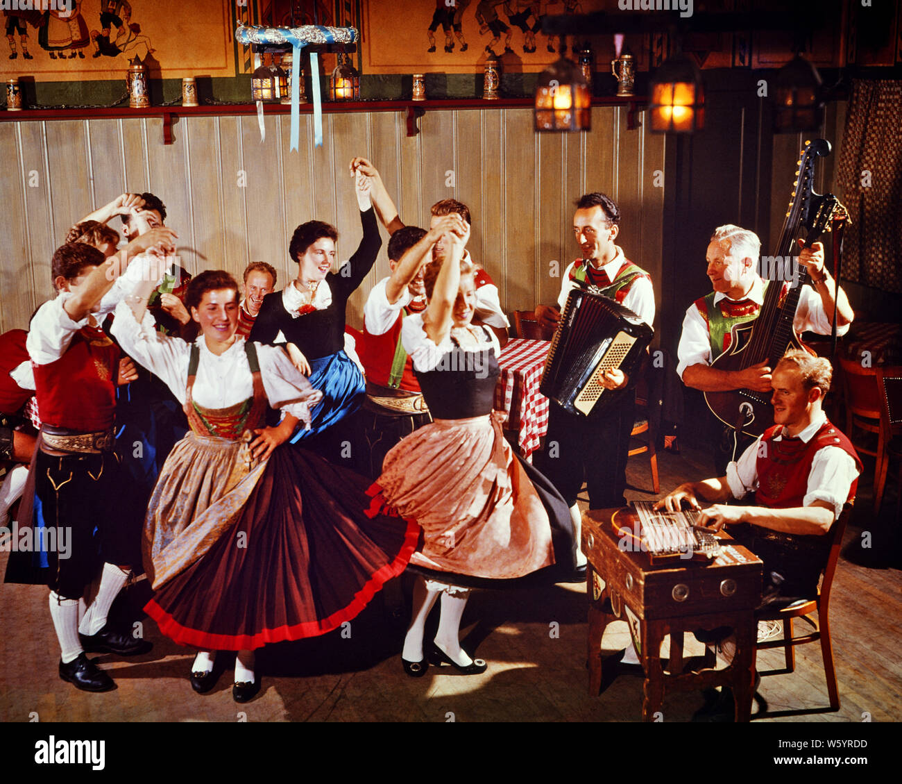 Années 1960 Années 1970 DANSEURS TYROLIENS DANS UN HALL DE BIÈRE AVEC DES MUSICIENS AUTRICHE - kd3081 PHT001 PERSONNES HARS MÂLES TRADITIONNELS MUSICIENS DIVERTISSEMENT middle-aged MAN PERFORMING ARTS HIGH ANGLE ACCORDÉON BONHEUR TRADITION AVENTURE PRIDE BAVIÈRE AUTRICHE CONNEXION ÉTABLIE FOLK COOPÉRATION SOLIDARITÉ ALPINE YOUNG ADULT MAN WOMAN Origine ethnique Caucasienne ANCIENNE GERMANIQUE Banque D'Images