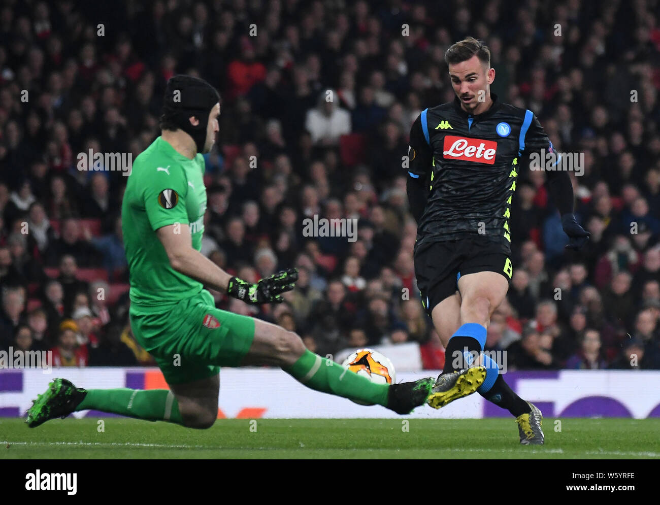 Londres, ANGLETERRE - 11 avril 2019 : Fabian Ruiz Pena de Napoli et Petr Cech d'Arsenal en photo pendant la première partie de l'UEFA Europa League 2018/19 Quart de finale match entre Arsenal FC (Angleterre) et SSC Napoli (Italie) à l'Emirates Stadium. Banque D'Images