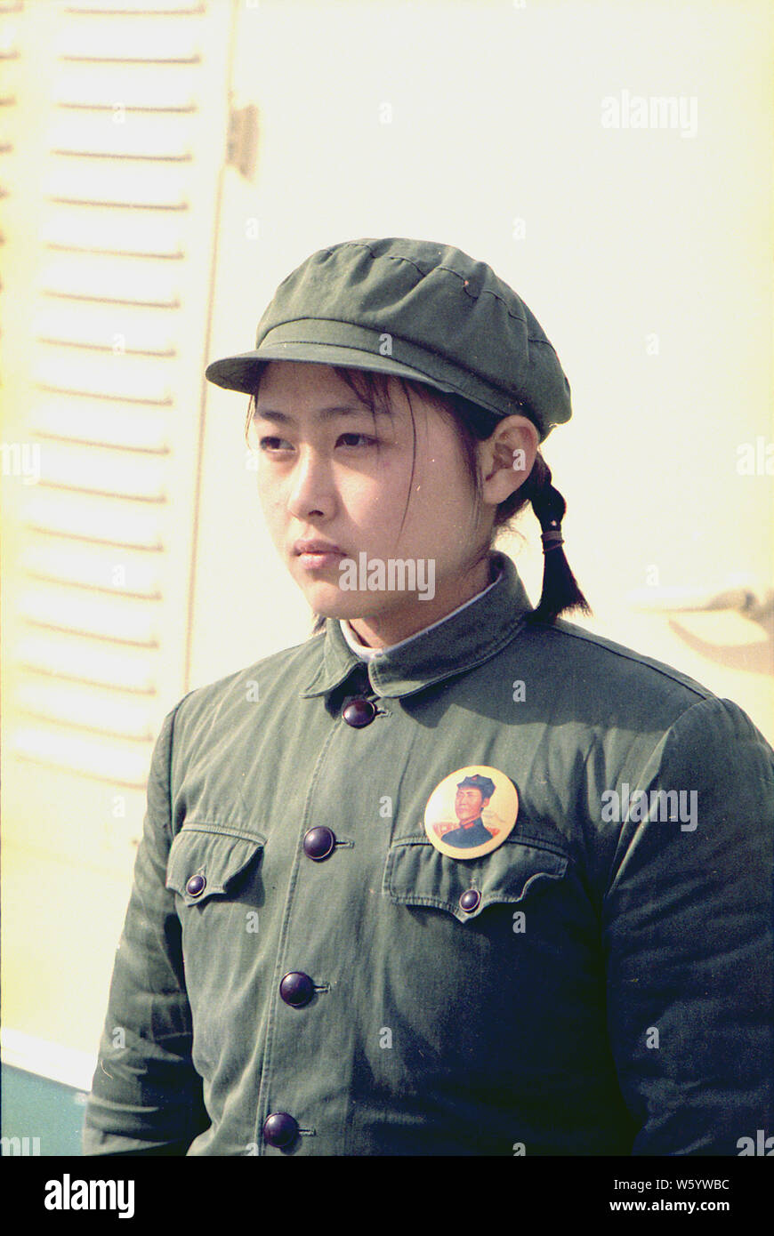 Anglais : Jeune fille habillé en tenue de soldat à l'arrivée de l'avion de presse à Pékin, Chine ; la portée et contenu : Sur la photo : Jeune fille photo n'est pas identifié. Sujet : Voyage en Chine II. Banque D'Images