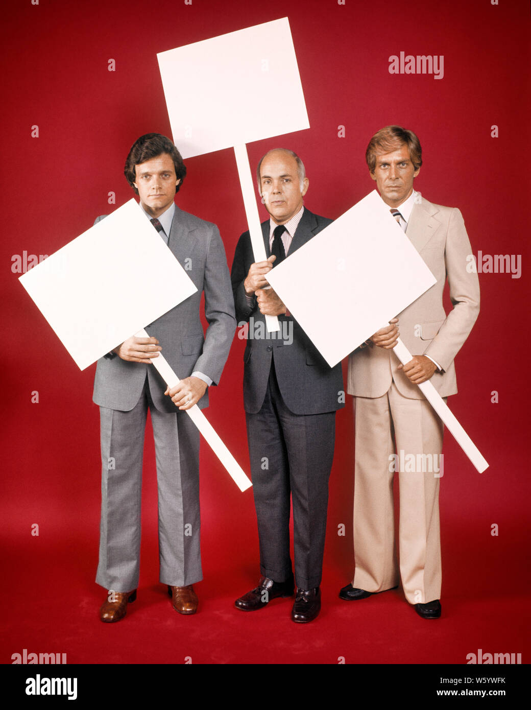 1970 Trois hommes d'affaires sérieux hommes portant des costumes à la caméra à chaque porteur d'une étiquette vierge SIGNER LE MESSAGE DE PROTESTATION - ks15101 HAR001 HARS CONVIENT À PROTESTER CONTRE STUDIO STYLE SHOT MANAGER COPIE ESPACE PLEINE LONGUEUR D'AMITIÉ LES PERSONNES QUI S'OCCUPENT LES HOMMES DE CONFIANCE DE LA PROFESSION D'ÂGE MOYEN DES EXPRESSIONS CADRES middle-aged MAN EYE CONTACT INFORMATIQUE OBJECTIFS costume et cravate STYLES DE LEADERSHIP CARRIÈRES PROFESSION PROFESSIONS PATRONS AUTORITÉ SENTIMENT ÉLÉGANT CONNEXION ÉMOTIONNELLE ÉMOTION COOPÉRATION ÉMOTIONS FASHIONS MI-GESTIONNAIRES DES PROFILS MID-ADULT MAN TOGETHERNESS YOUNG ADULT MAN CAUCASIAN ETHNICITÉ HAR001 MESSAGE Banque D'Images