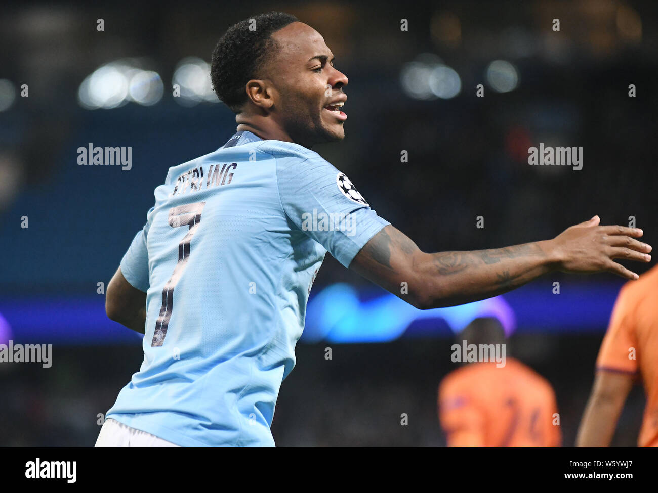 MANCHESTER, ANGLETERRE - 19 septembre 2018 : Raheem Sterling de ville en photo au cours de l'UEFA Champions League 2018/19 Groupe F match entre la ville de Manchester (Angleterre) et l'Olympique Lyonnais (France) au stade Etihad. Banque D'Images