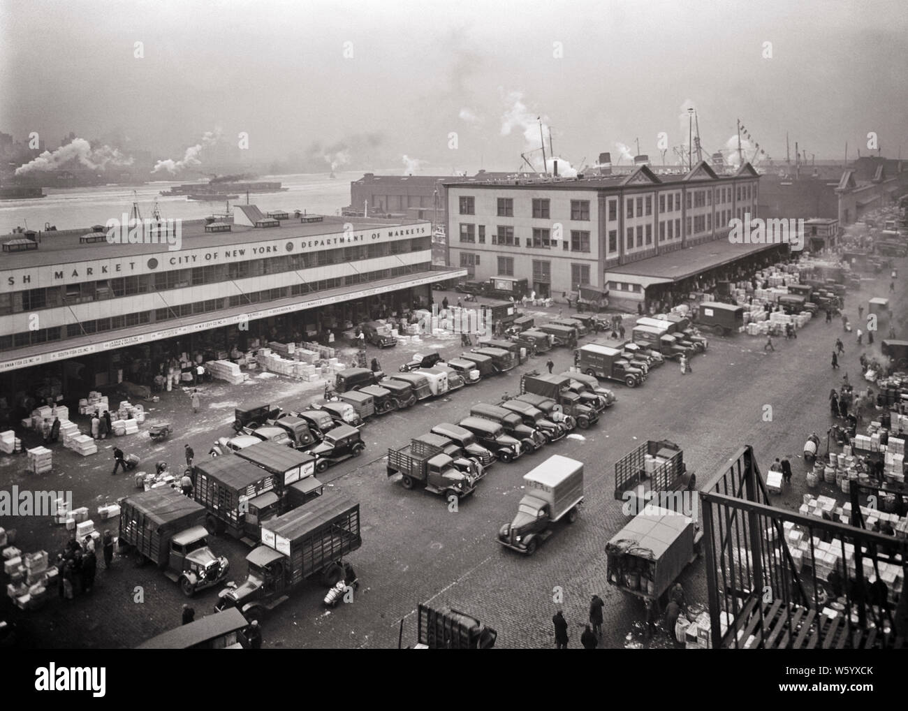 1940 NEW YORK CITY CENTRE-VILLE DE MATIN DANS LE FULTON FISH MARKET LE LONG DE L'EAST RIVER DANS LE TRAFIC D'HIVER DE CAMIONS SUR SOUTH STREET - q40341 CPC001 HARS BÂTIMENTS TRANSPORTS CARGO B&W MATIN AMÉRIQUE DU NORD CENTRE-VILLE GRAND ANGLE ANGLE ÉLEVÉ CAMIONS SERVICE CLIENT LA PROPRIÉTÉ LE LONG DE LA MISE EN RÉSEAU DU TRAVAIL EXTÉRIEUR L'EXCITATION D'EMPLOI IMMOBILIER PROFESSIONS NYC NEW YORK VILLES STRUCTURES CONCEPTUELLES EASTSIDE ÉDIFICE NEW YORK CITY DISTRIBUTION ALIMENTAIRE COOPÉRATION EMPLOYÉ VUE AÉRIENNE NOIR ET BLANC DE LA RIVIÈRE DE L'EST TRAVAILLANT AU NORD-EST DE GROS à l'ANCIENNE Banque D'Images