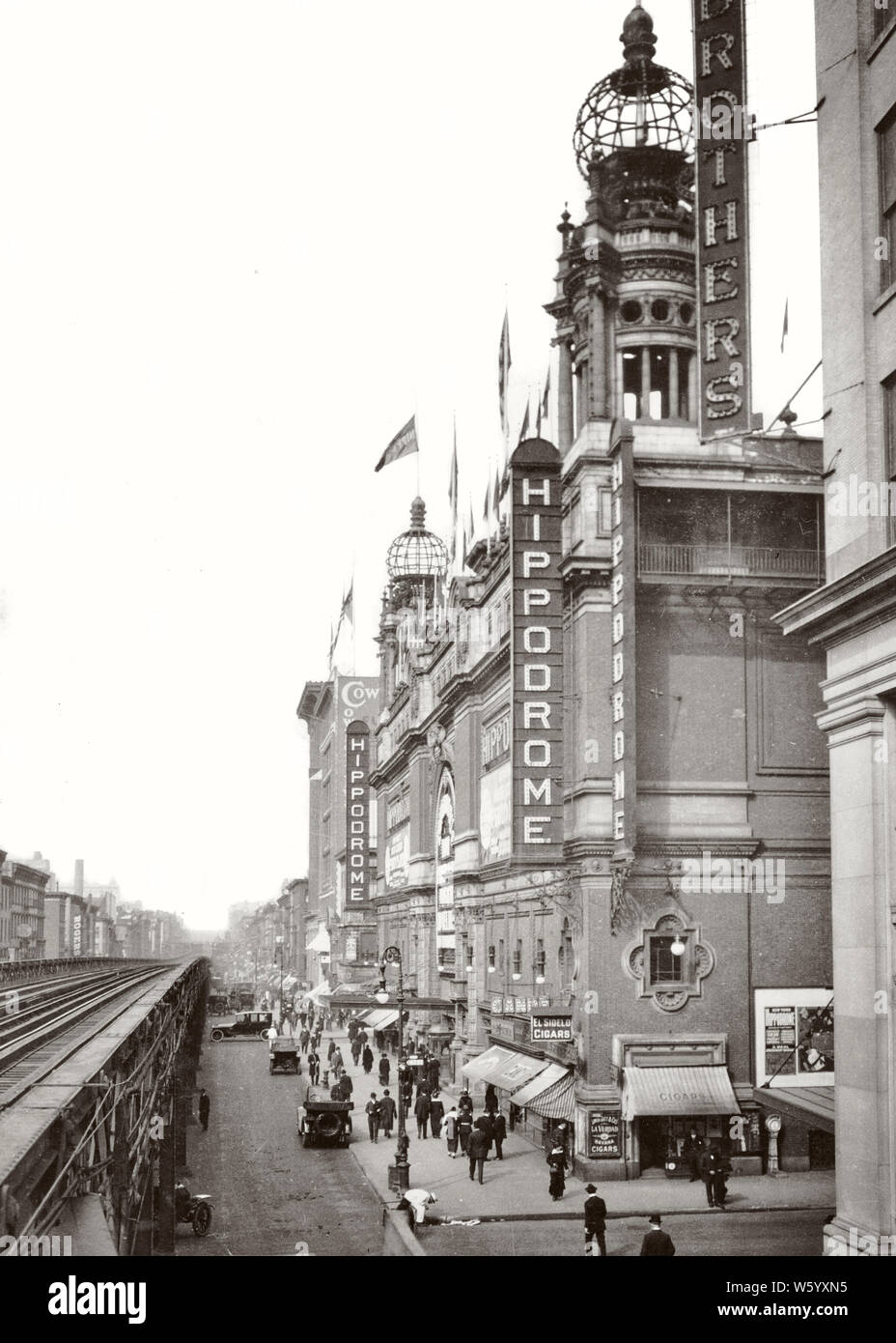 1910 NEW YORK THÉÂTRE HIPPODROME VERS 1916 SUR LA SIXIÈME Avenue et 43ème rue AVEC LE 6TH AVE EL TRAIN SURÉLEVÉ VUE DE NORTH - q74995 CPC001 VILLES HARS SIXIÈME ÉDIFICE ÉLEVÉ AVE NEW YORK CITY HIPPODROME VERS 1916 Photographie noir et blanc à l'ANCIENNE EL LES TRANSPORTS PUBLICS Banque D'Images