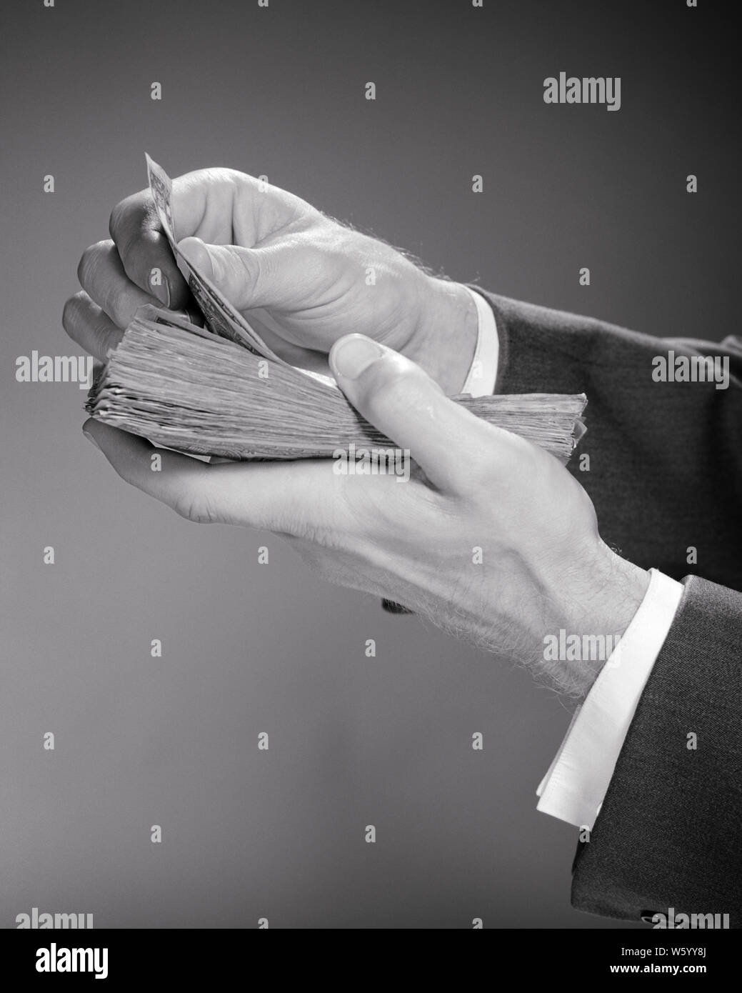 1960 MALE HAND HOLDING LIASSE D'ARGENT COMPTANT D'AUTRES PART PÈLE DU PLUSIEURS PROJETS - s13872 HAR001 STYLE HARS PRÊT SERVICE STUDIO SHOT COPIE ESPACE PERSONNES INSPIRATION SOINS HOMMES SYMBOLES RISQUE DE PAYER LA CONFIANCE DE PLIAGE B&W LIBERTÉ BONHEUR RÊVES SUCCÈS ENTHOUSIASME FORCE DE LA PROTECTION DE LA POLITIQUE PUISSANT POSSIBILITÉ PROFESSIONS CONCEPT CONCEPTUEL AU RAS DE LA DISTRIBUTION DISTRIBUTION WAD GÉNÉREUX PEELING ENSEMBLE CONCEPTS SYMBOLIQUES COURS LÉGAL MID-ADULT MID-ADULT MAN PARCIMONIEUX MARCHE AUTOUR DE PARIS PARIS NOIR ET BLANC DE L'ORIGINE ETHNIQUE CAUCASIENNE MAINS SEULEMENT HAR001 REPRÉSENTATION À L'ANCIENNE Banque D'Images