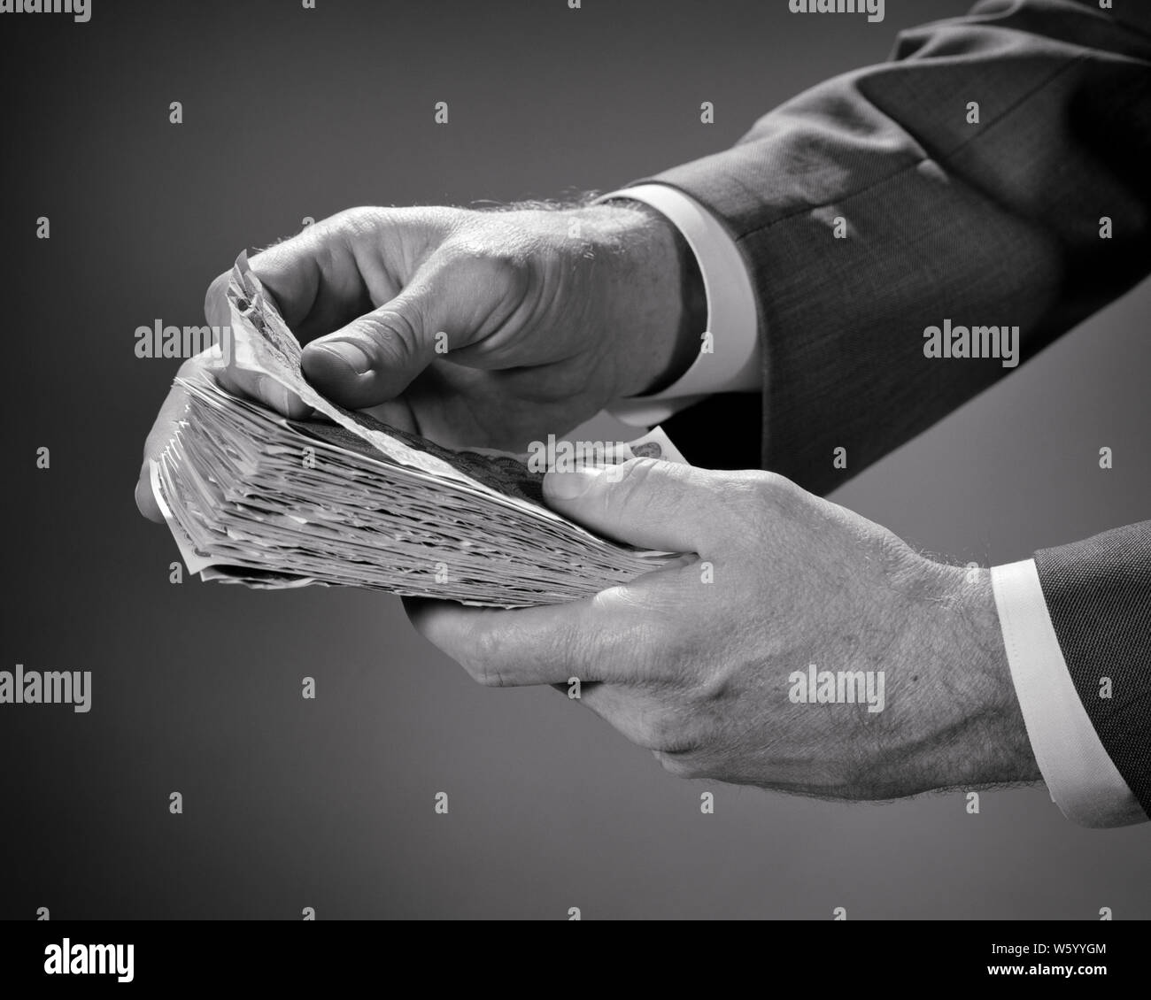 1960 MALE HAND HOLDING LIASSE D'ARGENT COMPTANT D'AUTRES PÈLE DU CÔTÉ D'un seul projet de loi - s16499 HAR001 HARS SYMBOLES RISQUE DE PAYER DE PLIAGE B&W SUCCÈS BONHEUR FORCE PROTECTION PUISSANTE EXCITATION D'OPPORTUNITÉ POLITIQUE PROFESSIONS CONCEPT CONCEPTUEL RINCER L'ENSEMBLE DE DISTRIBUTION DE WAD CONCEPTS SYMBOLIQUES COURS LÉGAL MID-ADULT MID-ADULT MAN PARCIMONIEUX MARCHE AUTOUR DE PARIS PARIS NOIR ET BLANC DE L'ORIGINE ETHNIQUE CAUCASIENNE MAINS SEULEMENT HAR001 REPRÉSENTATION À L'ANCIENNE Banque D'Images