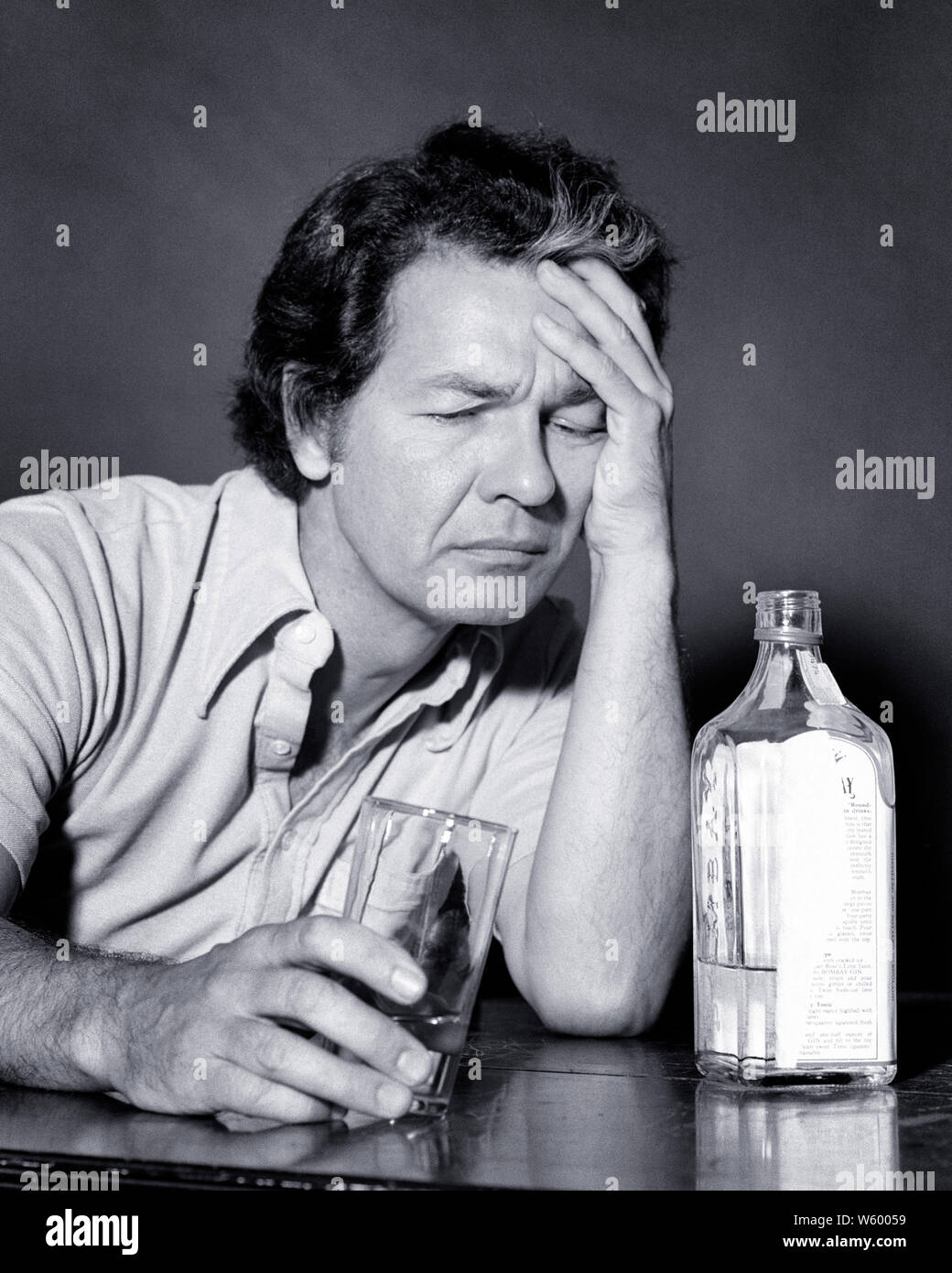 70 MALHEUREUX MOYEN AGE MAN SITTING AT TABLE HOLDING HEAD DANS LA DOULEUR COMME UN RÉSULTAT et une conséquence de l'abus d'alcool - s20545 HAR001 HARS FORME PHYSIQUE PERSONNES HOMMES MALADIE RISQUE D'ÂGE MOYEN DES SYMBOLES B&W TRISTESSE HOMME D'ÂGE MOYEN REGRETTABLE CATASTROPHE TENTATION SOUFFRANT DE BIEN-ÊTRE DE LA DÉPENDANCE DE LA TÊTE ET DES ÉPAULES ET UN PUISSANT COMPOSITE AU DANS DE LA POLITIQUE DE L'EXCÈS DE DÉPENDANCE CONCEPT CONCEPTUEL ÉCHAPPER ADULTES D'ÂGE MOYEN D'ÉBRIÉTÉ BOISSONS GIN MAUVAISE SANTÉ ALCOOL EN DIFFICULTÉ SYMBOLIQUE CONSÉQUENCE CONCEPTS MID-ADULT MAN MI-NOIR ET BLANC D'ÂGE MOYEN DE L'ORIGINE ETHNIQUE CAUCASIENNE HAR001 Banque D'Images