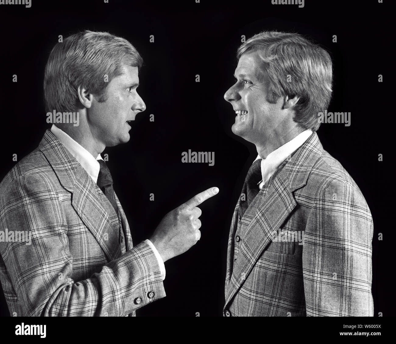 1970 HOMME BLOND en costume et cravate à carreaux FORT PARLANT À pointant sur lui-même donnant des conférences - s20256 HAR001 HARS Blonde d'équipe comique CONCOURS DOUBLE EXPOSITION DE L'INFORMATION DOUBLE IDENTIQUE HEUREUX JOIE VIE STUDIO SHOT COPIE ESPACE INSPIRATION PERSONNES DEMI-LONGUEUR HOMMES MATCH EXPRESSIONS B&W PLAID CORRESPONDANCE BIZARRE BIZARRE ET MÊME VENDRE joyeuse excitation GROTESQUE LOUFOQUE PUISSANT FORT PEU CONVENTIONNEL EN DIRECTION DE FIERTÉ À L'autorité politique professions SŒUR SOURIRE JOYEUX LUI-MÊME CONCEPTUELLE DONNANT APPUI ÉLÉGANT CONSCIENCE FARFELUS À PRÉSENTATION IDIOSYNCRASIQUE AMUSANT DOUBLON Banque D'Images