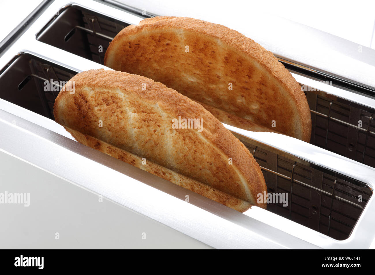 Faire griller dans un grille-pain deux tranches dorées d'en haut Banque D'Images Faire griller dans un grille-pain deux tranches dorées d'en haut Banque D'Images