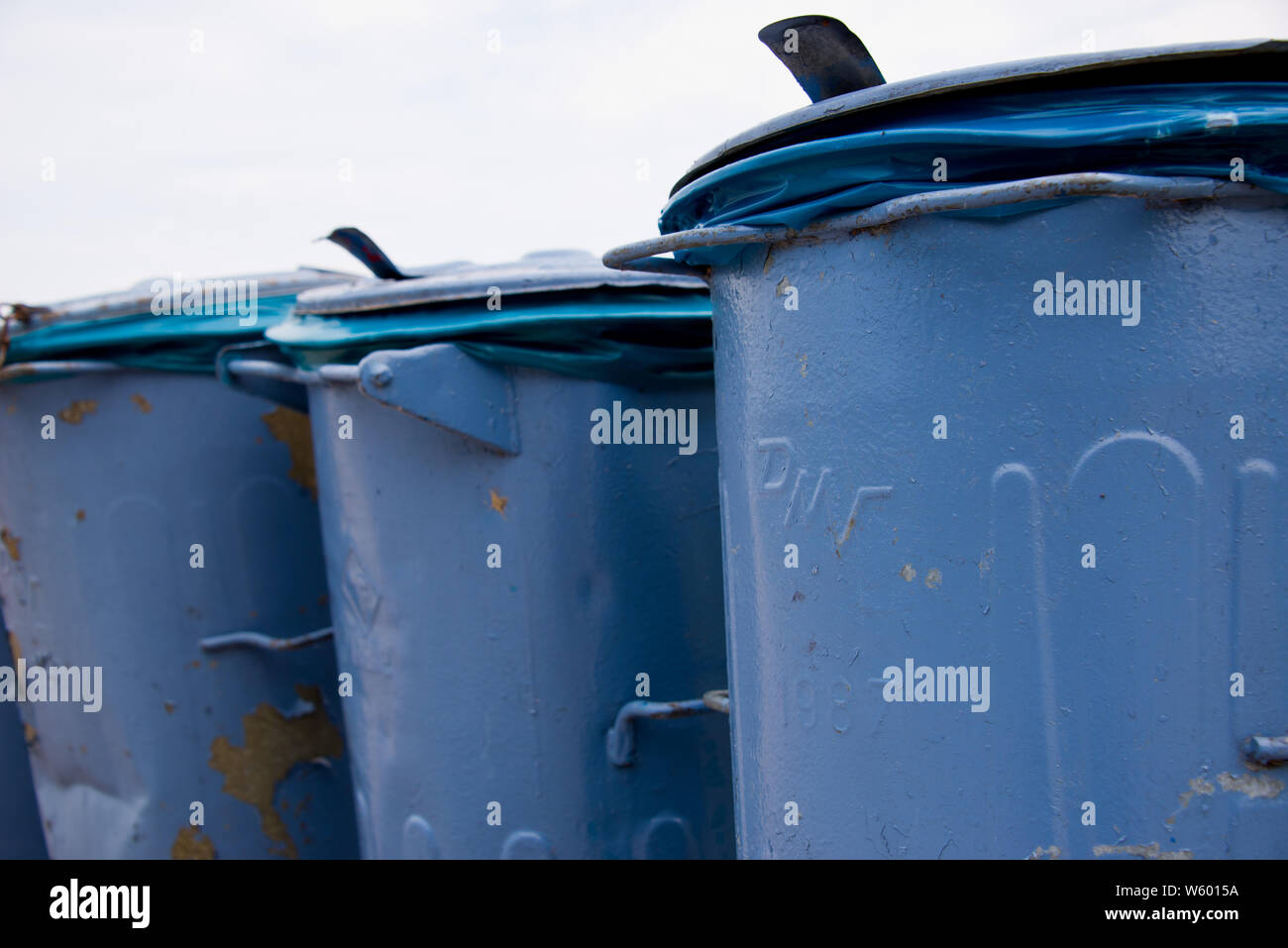 Wastebins à plage de la mer Baltique dans le Mecklembourg-Poméranie occidentale, Allemagne Banque D'Images