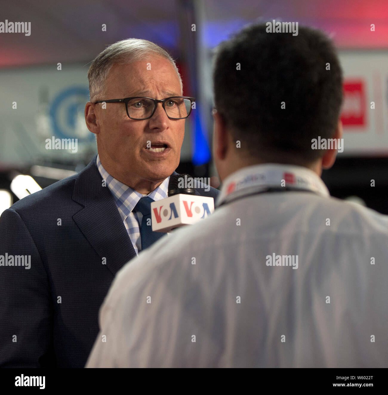 Detroit, Michigan, USA. 30 juillet, 2019. Gouverneur de Washington et d'espoir présidentiel JAY INSLEE est interviewé par la voix de l'Amérique dans la chambre de spin dans le cadre de la première des deux débats démocratiques à Detroit hébergé par CNN et sanctionné par la DNC. Crédit : Brian Cahn/ZUMA/Alamy Fil Live News Banque D'Images