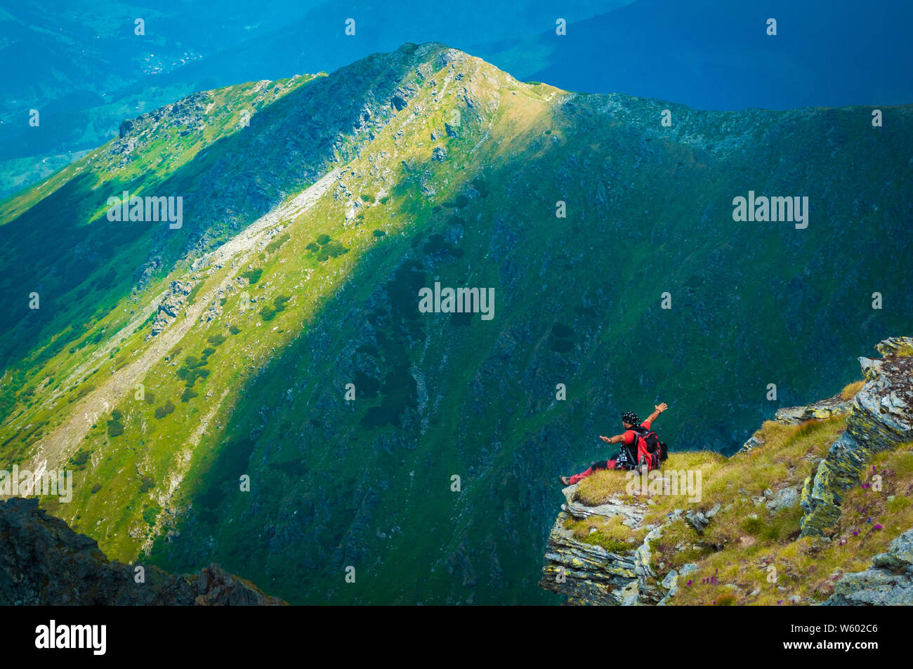 Randonneur dans paysage de montagne magnifique, sentiment de liberté concept Banque D'Images