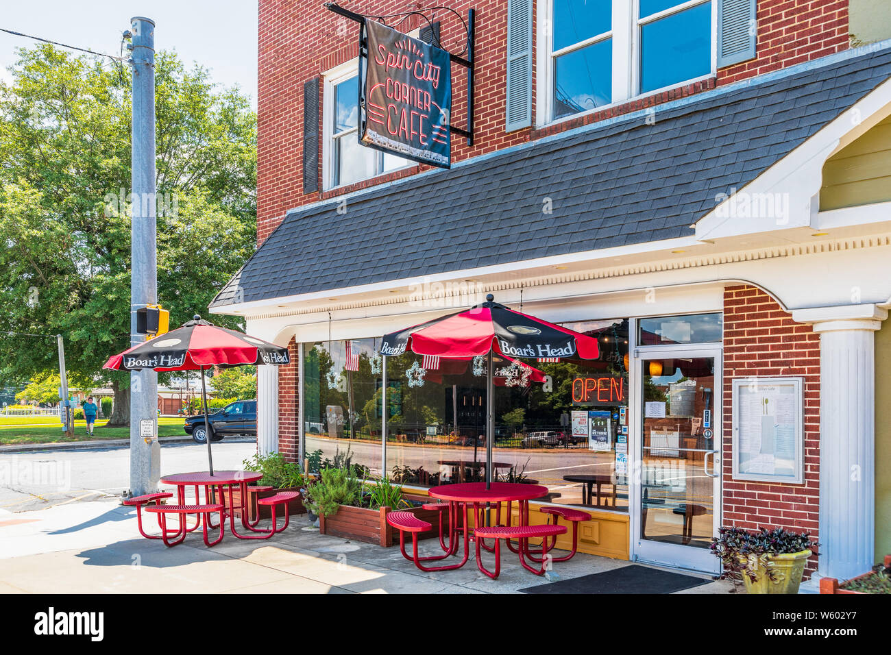 SPINDALE, NC, USA-27 Juillet 19 : Spin City Corner Cafe établit sur la rue Main sur un bloc de bâtiments historiques. Banque D'Images