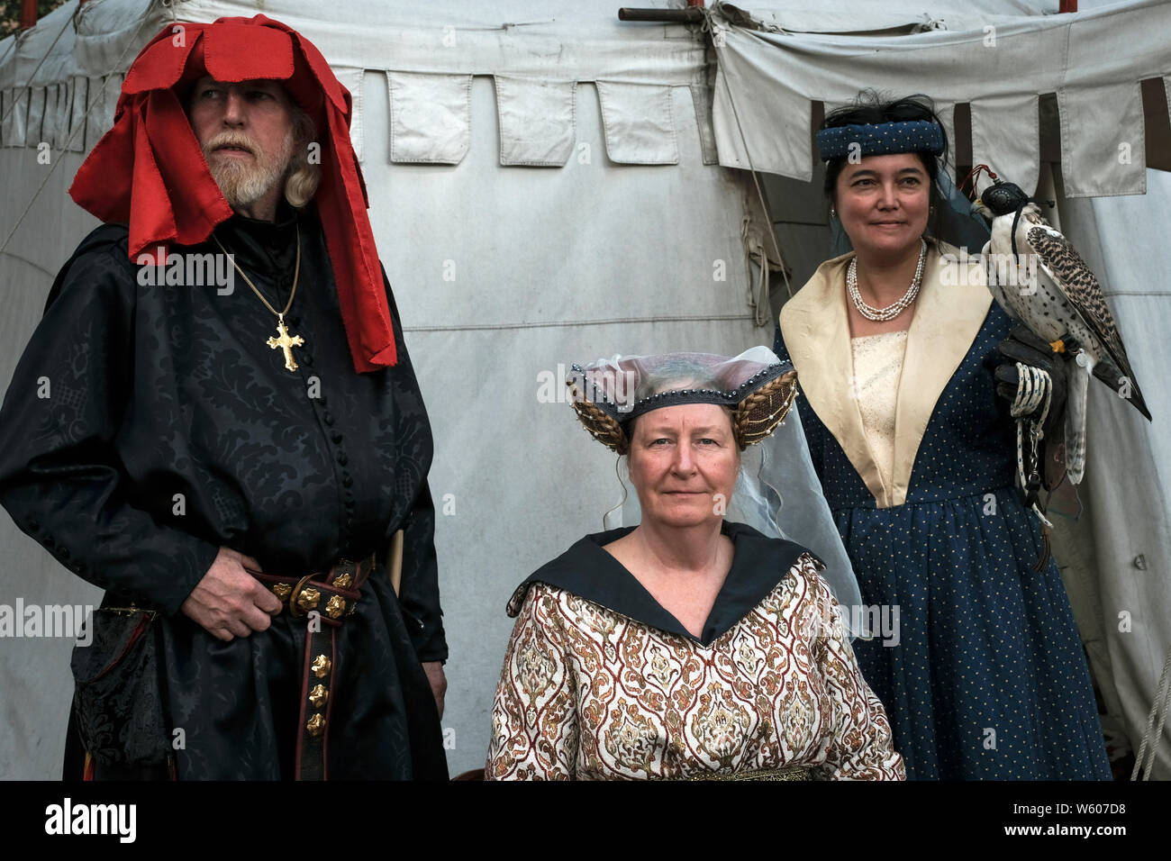 Une famille noble pose en costumes, tandis que la fille porte un faucon sur son bras. Banque D'Images