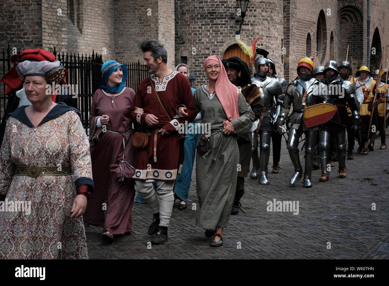 Tous les participants du défilé du festival historique dans leurs costumes en face du Binnenhof Château. Banque D'Images