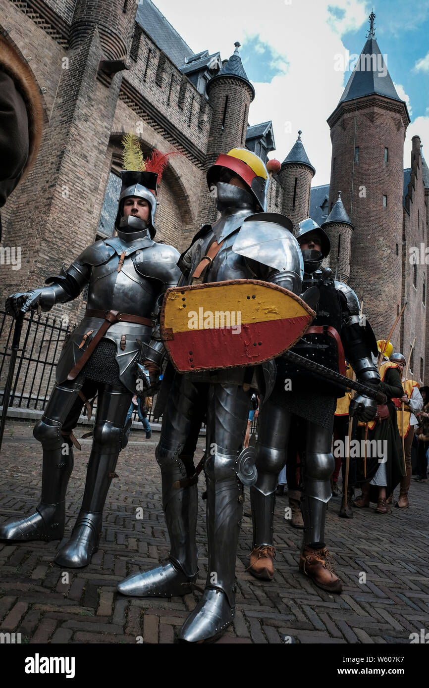 Tous les participants du défilé du festival historique dans leurs costumes en face du Binnenhof Château. Banque D'Images