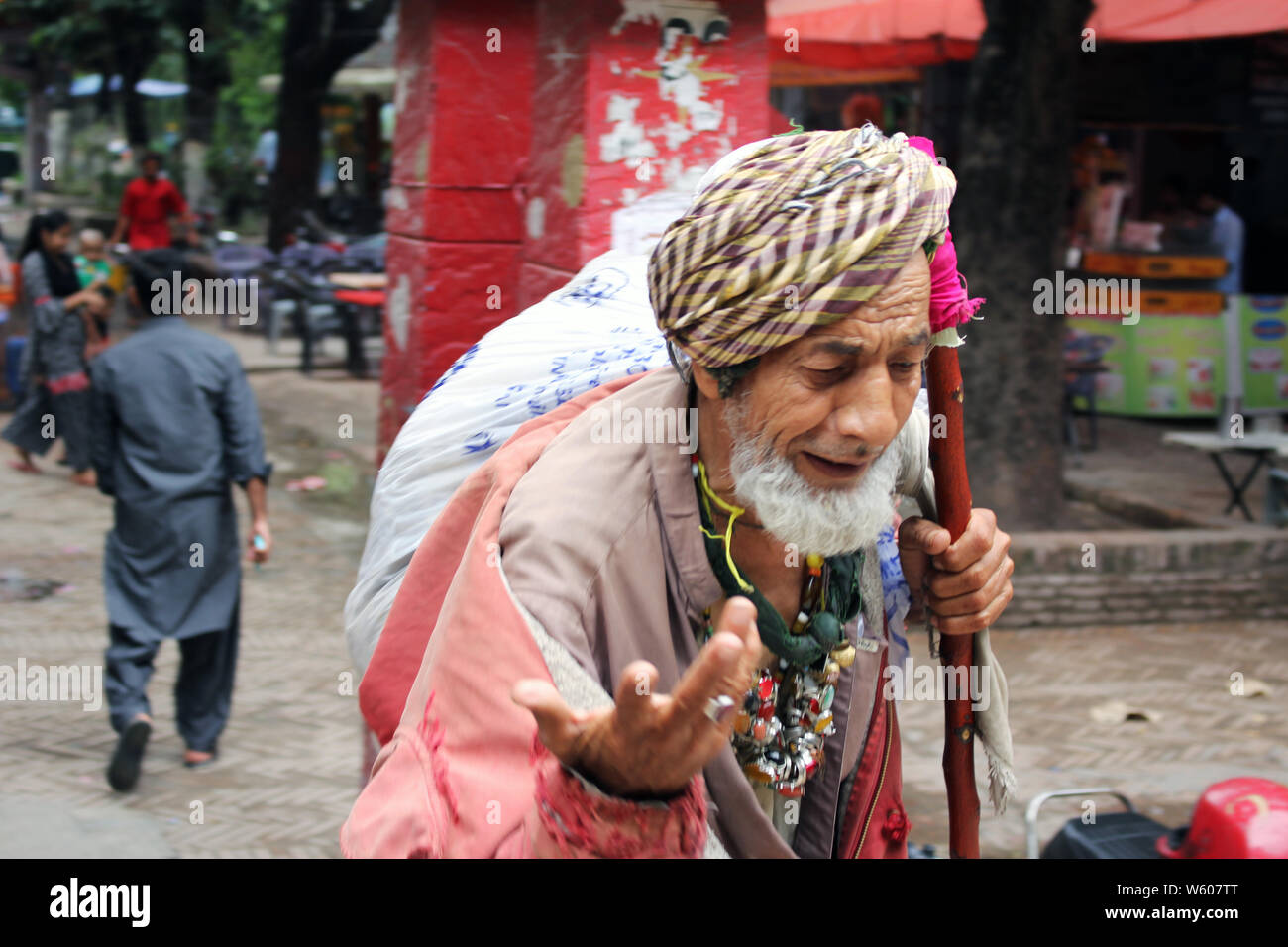 Vieil homme mendier dans les rues photographie concept Banque D'Images