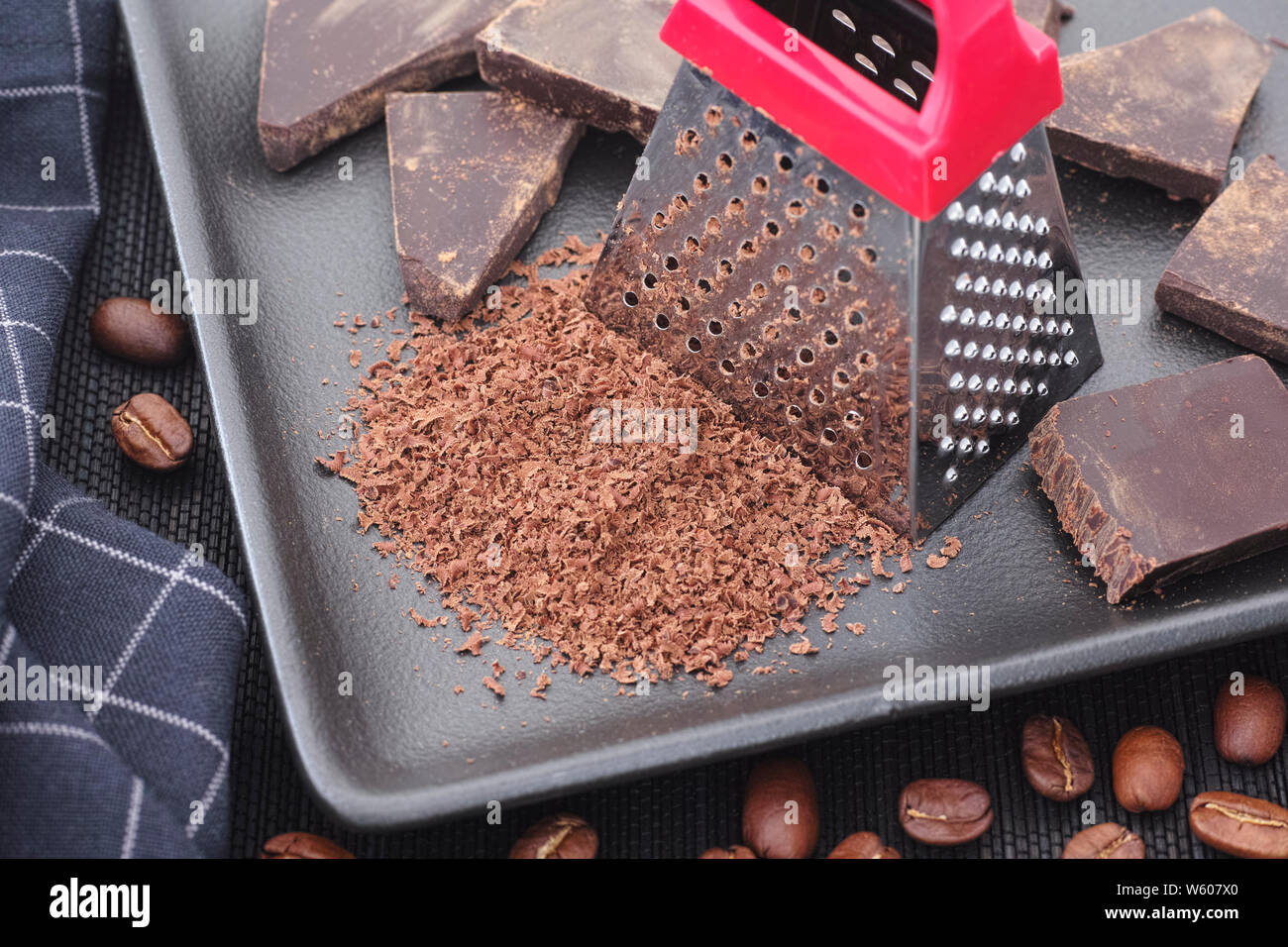 Le chocolat noir râpé et les grains de café Photo Stock - Alamy