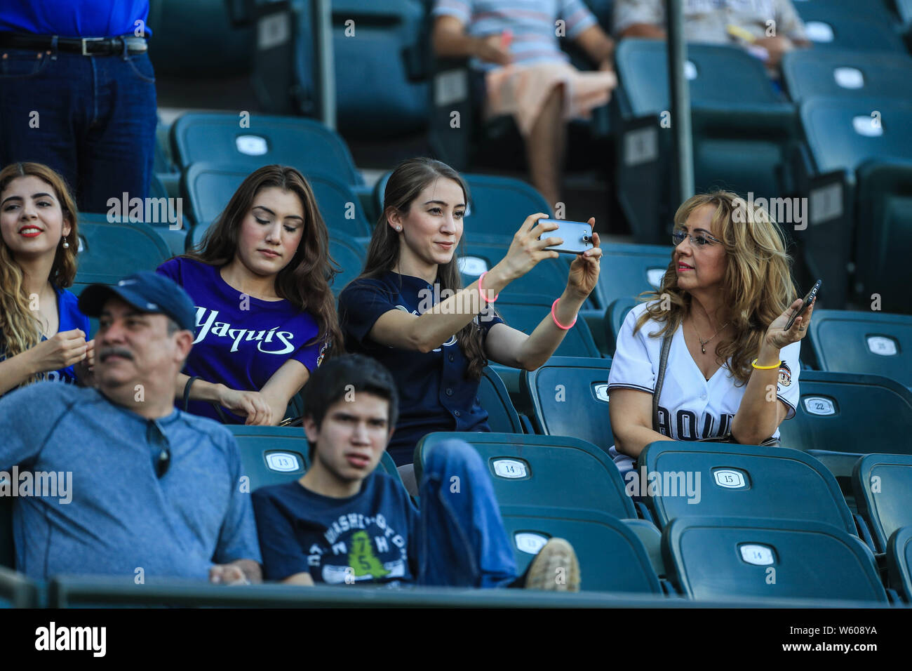 Aficionadas de Yaquis se toman, selfies la durante el juego de Inauguracion  del nuevo estadio de Yaquis de Ciudad Obregon, con el partido de beisbol  ante Naranjeros de Hermosillo. Temporada Potosinos de
