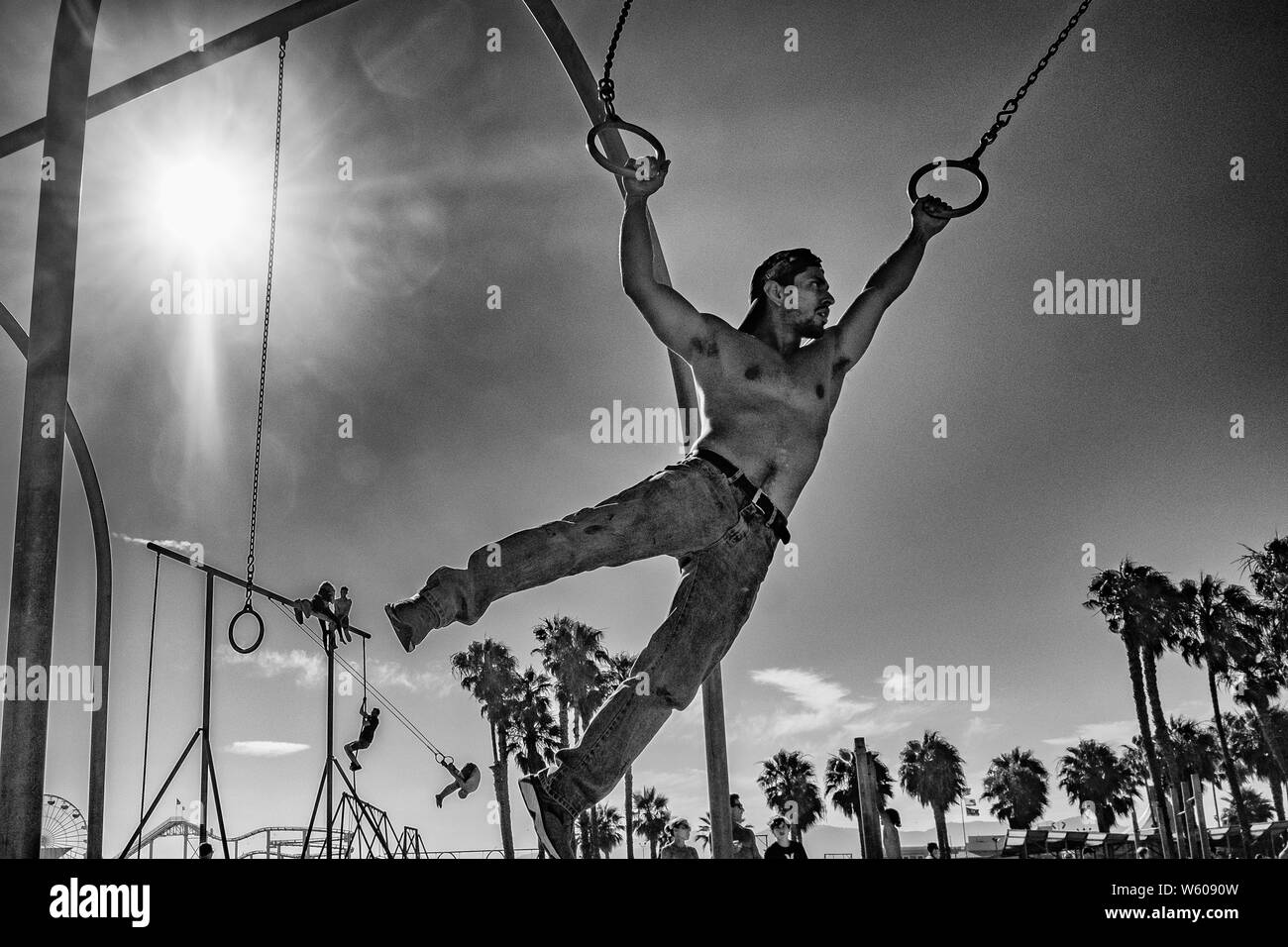 La gymnastique sur la plage, Santa Monica, Los Angeles County, Californie, États-Unis d'Amérique Banque D'Images