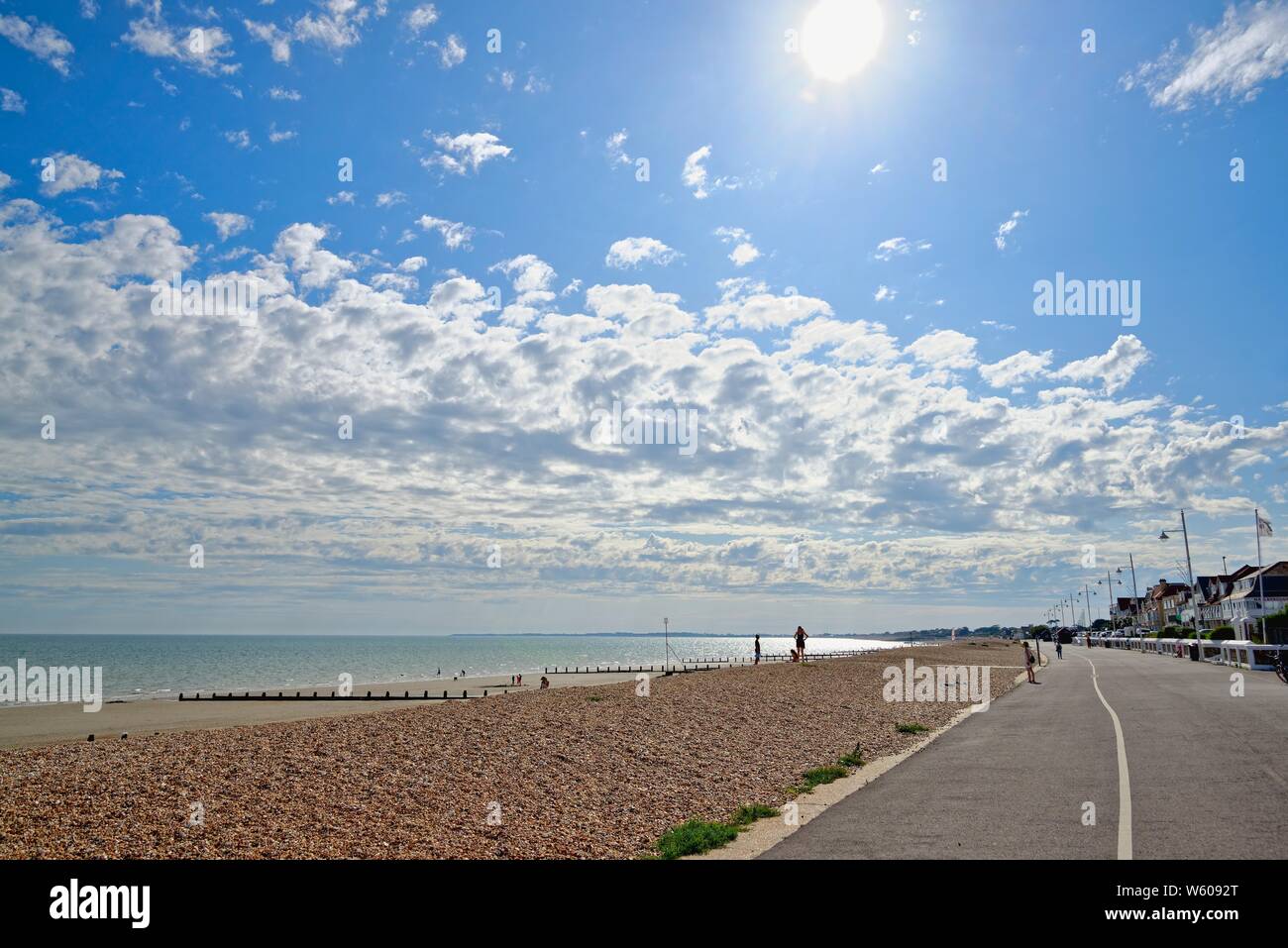 Alto cumulus se forment sur la mer et côte à Bognor avec le soleil à travers contre un ciel bleu, West Sussex England UK Banque D'Images