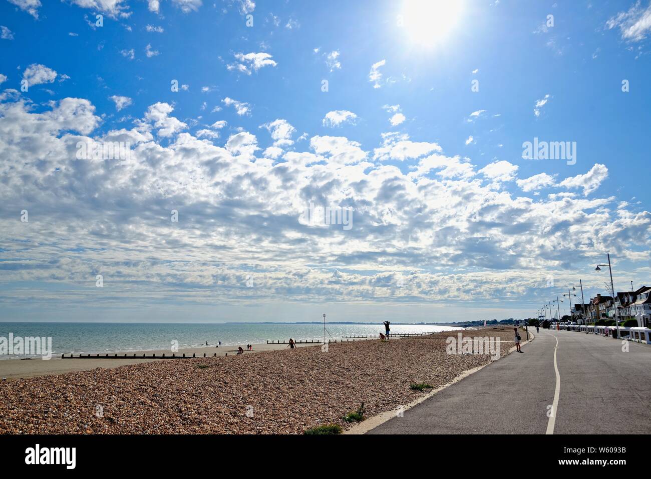 Alto cumulus se forment sur la mer et côte à Bognor avec le soleil à travers contre un ciel bleu, West Sussex England UK Banque D'Images