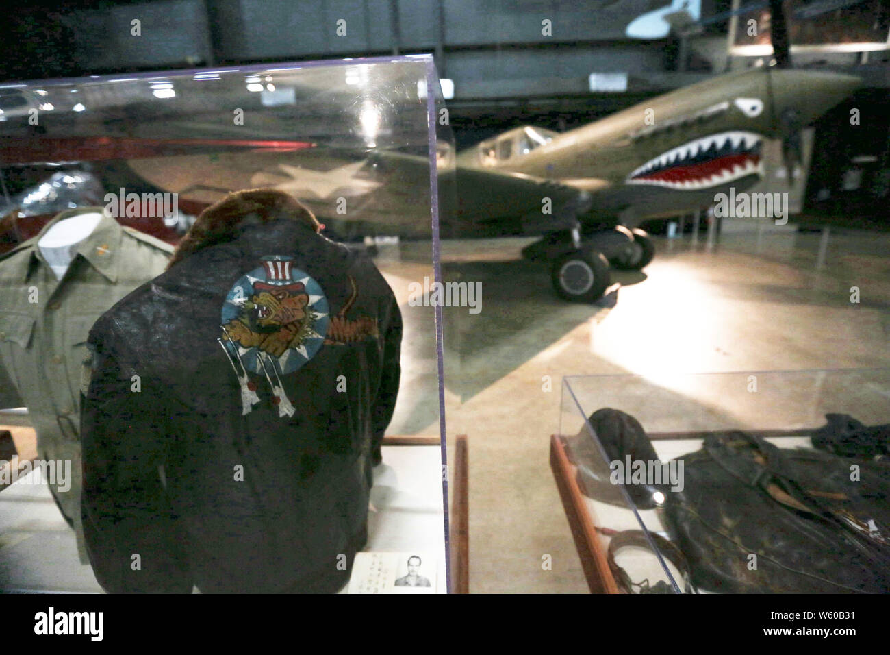 (190730) -- NEW YORK, 30 juillet 2019 (Xinhua) -- Éléments de Flying Tigers sont exposées dans la galerie de la Deuxième Guerre mondiale, le Musée National de l'US Air Force à Dayton, Ohio, États-Unis, le 24 juillet 2019. La Flying Tigers, un escadron de l'air américaine composée de pilotes de l'United States Army Air Corps, Marine, Marine Corps, et a contribué à la lutte contre les envahisseurs japonais chinois durant la Seconde Guerre mondiale. Le Musée National de la Force aérienne des États-Unis affiche plus de 360 avions et des milliers d'objets historiques qui font revivre l'histoire. Dans sa galerie de la Seconde Guerre mondiale, de nombreuses expositions révèlent un mémorable de Banque D'Images