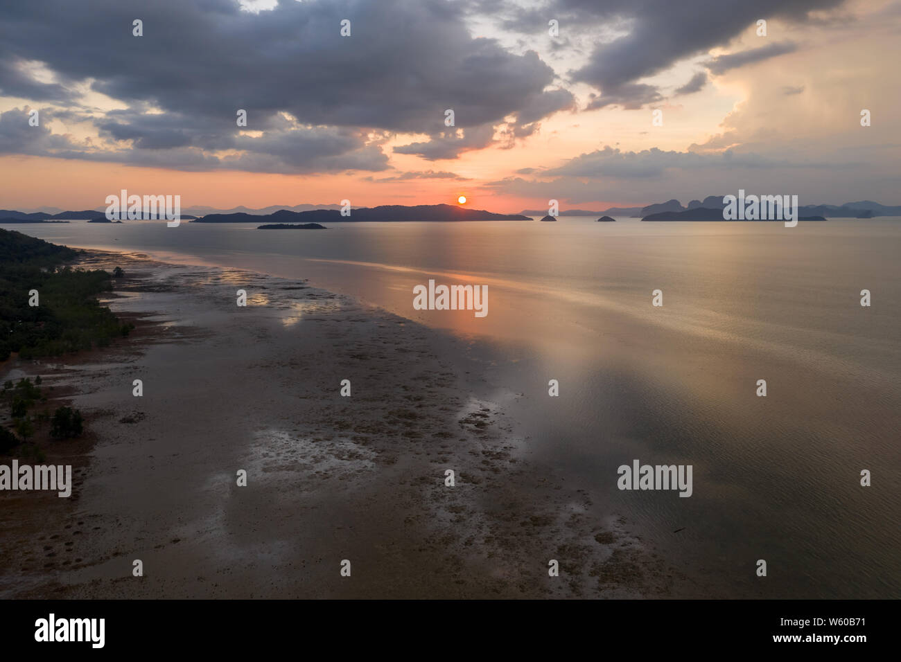 Vue aérienne d'un beau coucher du soleil tropical de l'île de Koh Yao Noi, Thaïlande Banque D'Images