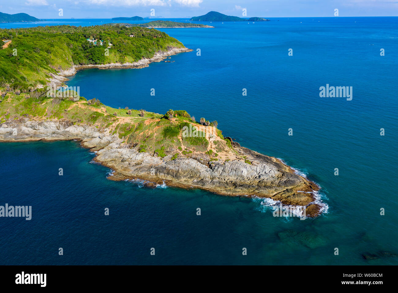 Vue aérienne d'une péninsule rocheuse qui mène dans un climat tropical (oceal Promthep Cape, Phuket) Banque D'Images