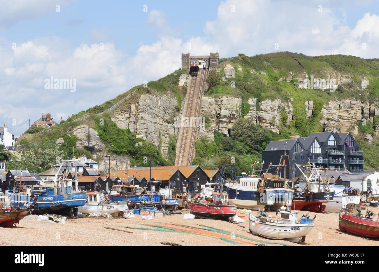 Bateaux de pêche sur le stade et de l'Est Hill Cliff Railway Hill ou à l'Est, l'ascenseur funiculaire à Rock-A-Nore en Hastings. Hastings, Sussex, UK Banque D'Images