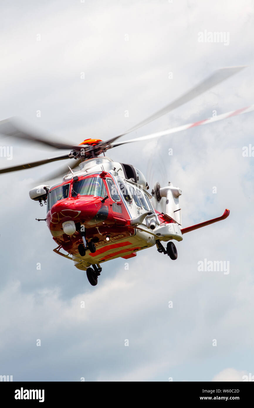 L'hélicoptère HM Coastguard (G-MCGV) atterrit à Beachy Head Banque D'Images