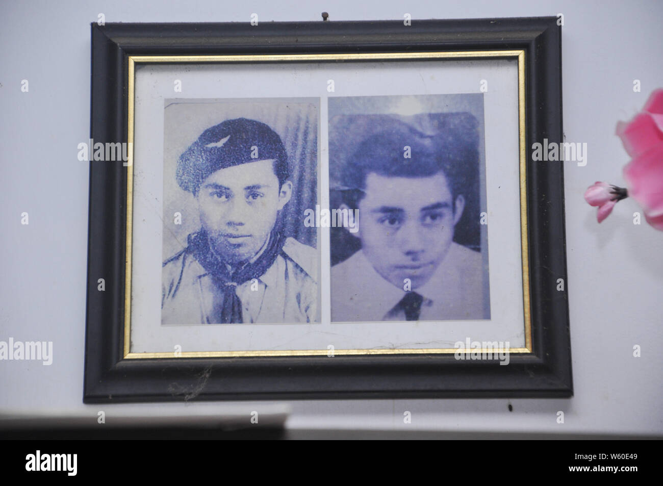 Les vieilles photographies de jeunes Andarias Sarra, maintenant âgé de 80 ans, accroché au mur. M. Sarra survit d'attaques à deux temps. Il a obtenu la première course en 201 Banque D'Images